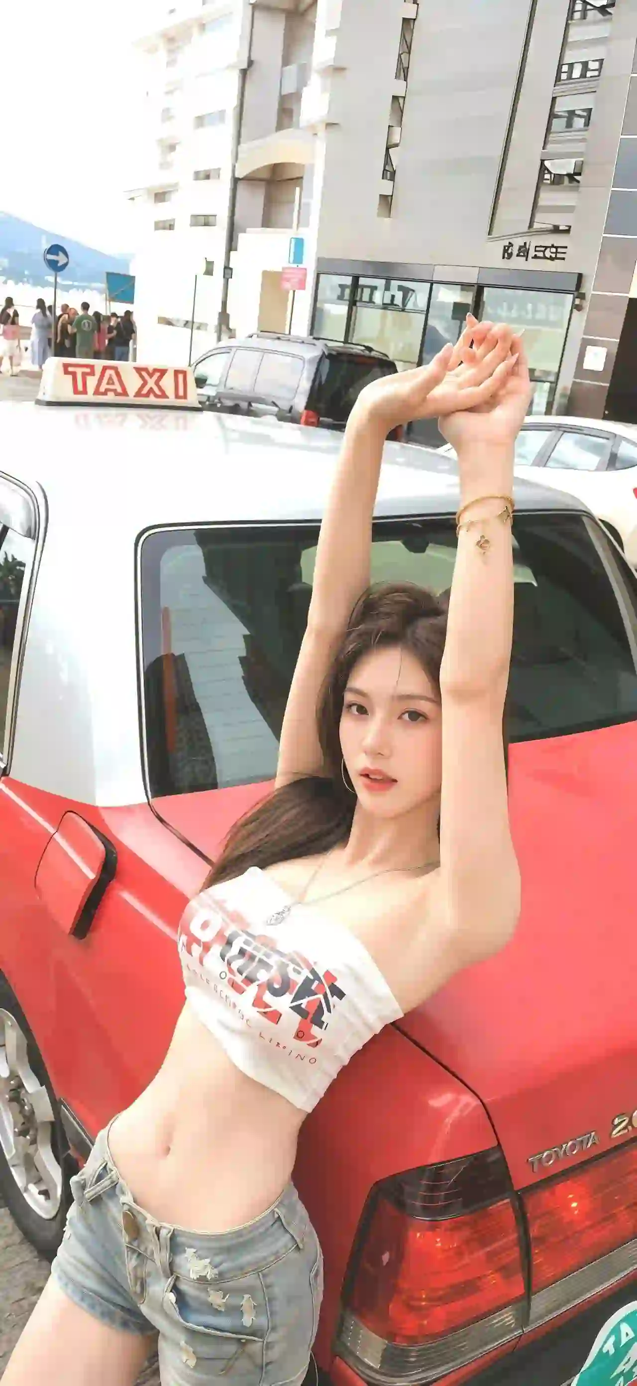 长发性感美女 抹胸穿搭 红色汽车 taxi