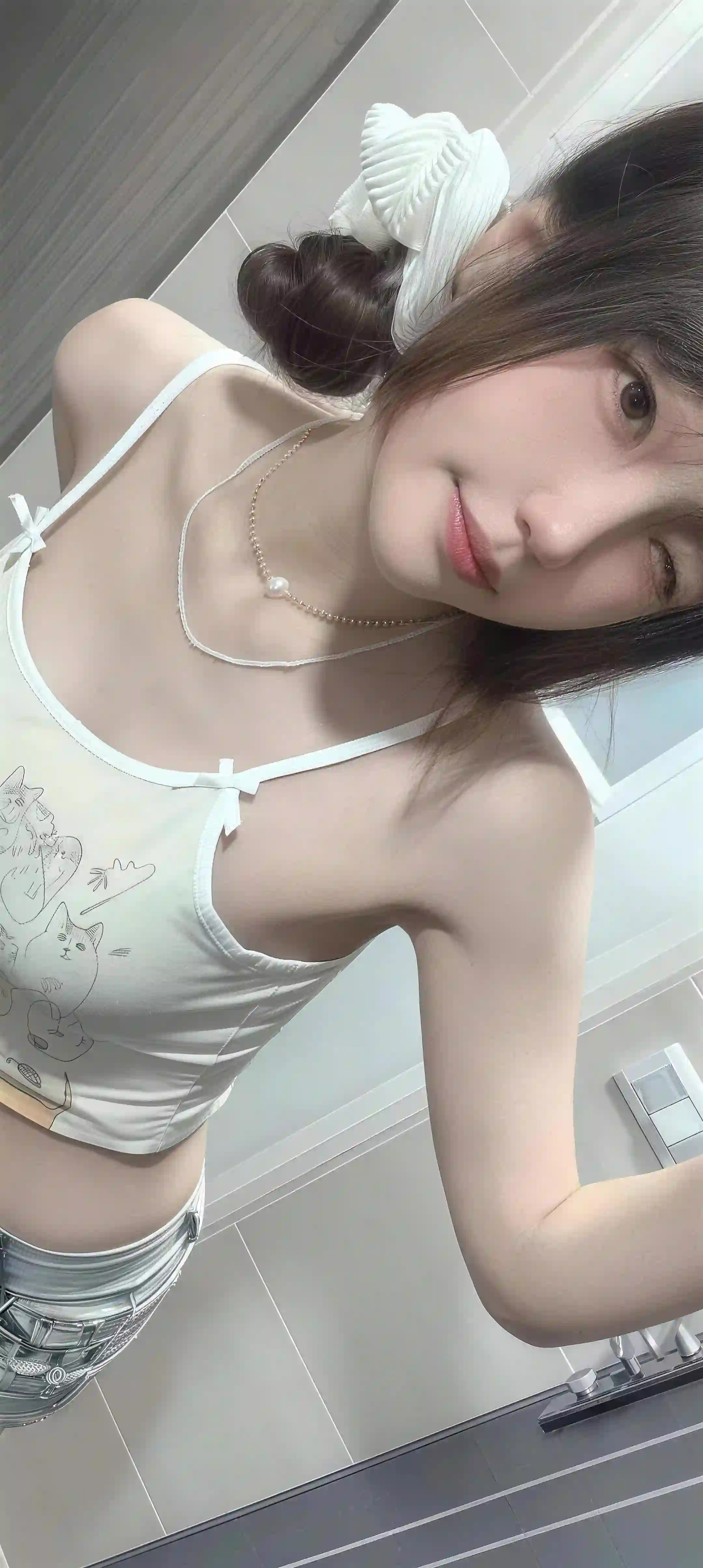 白色蝴蝶结 吊带自拍 少女写真 珍珠项链 清新甜美