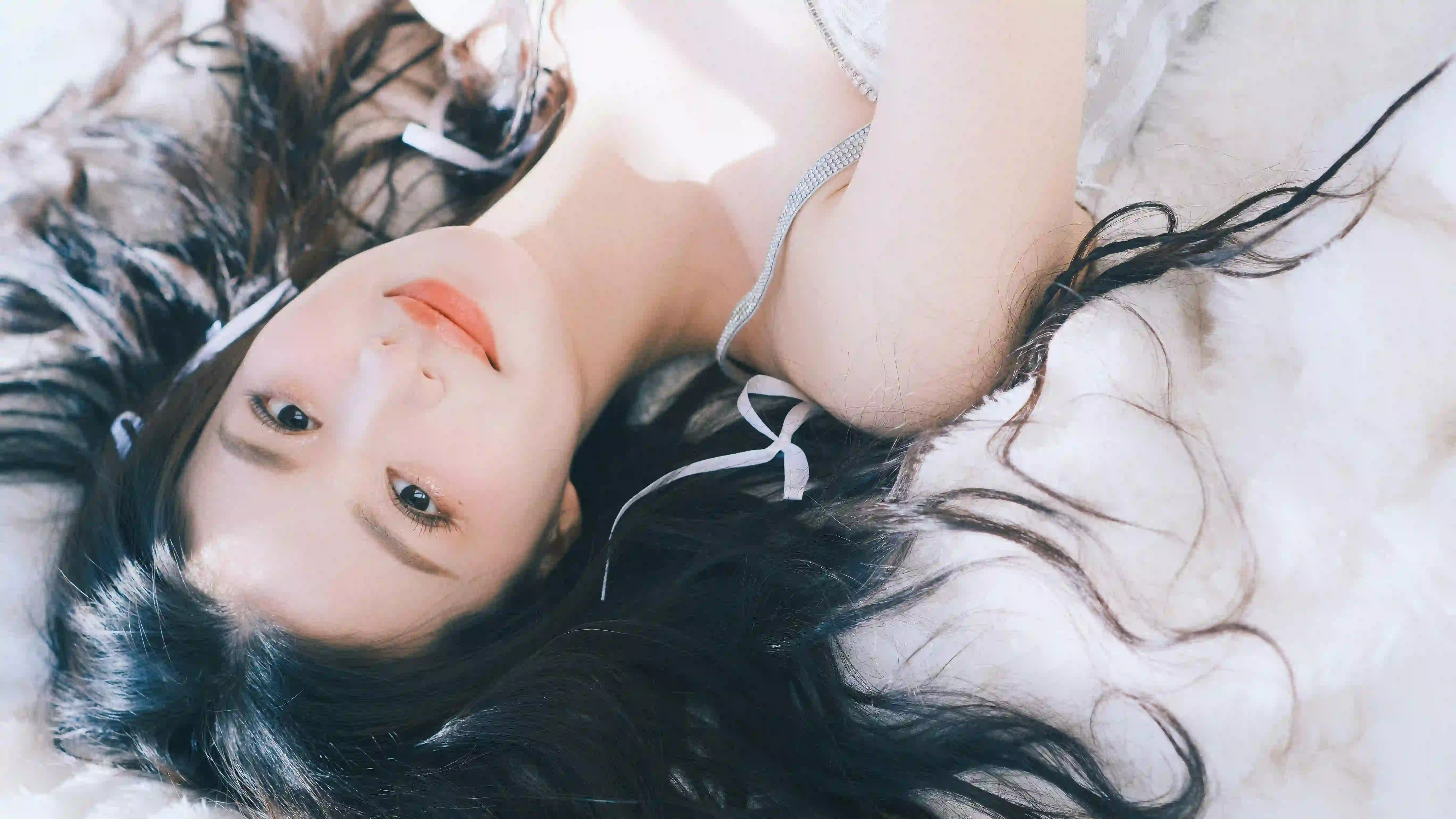 王楚然 长发可爱清纯美女 白色衣服 纯欲的白 躺在床上