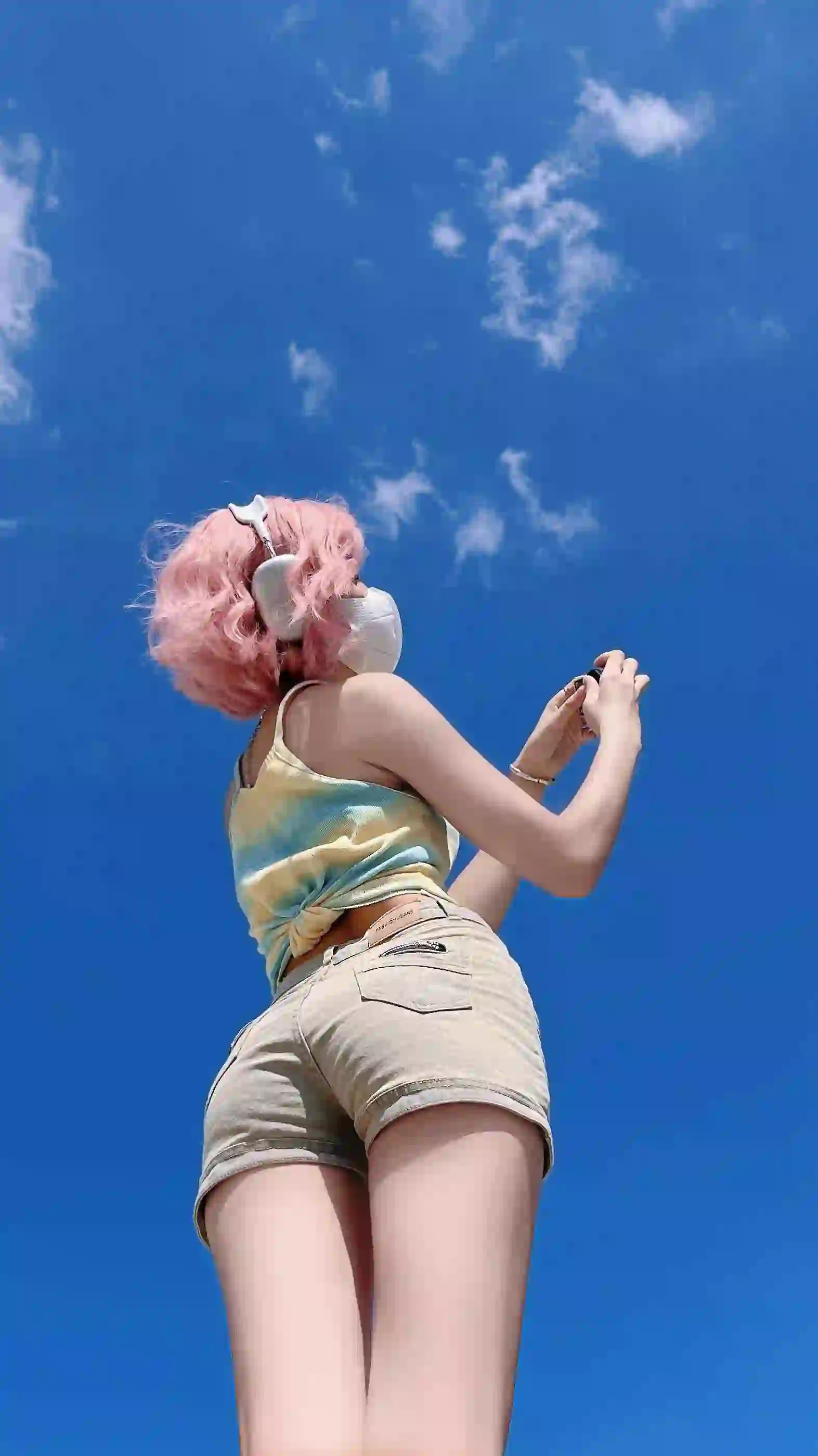 蓝色天空 粉色短发女孩 长腿美女