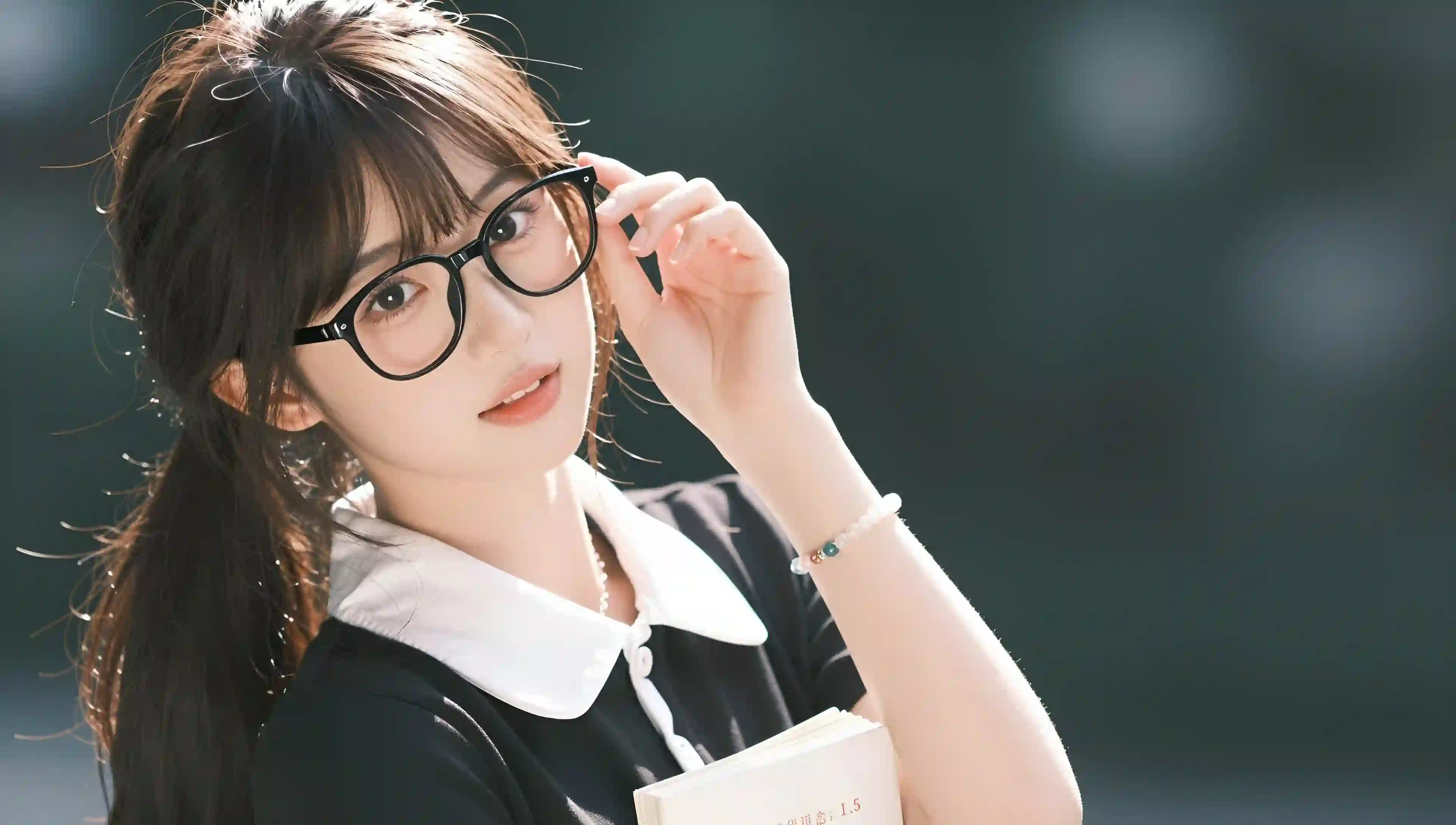马尾 长发美女 黑色边框眼镜 可爱 清纯