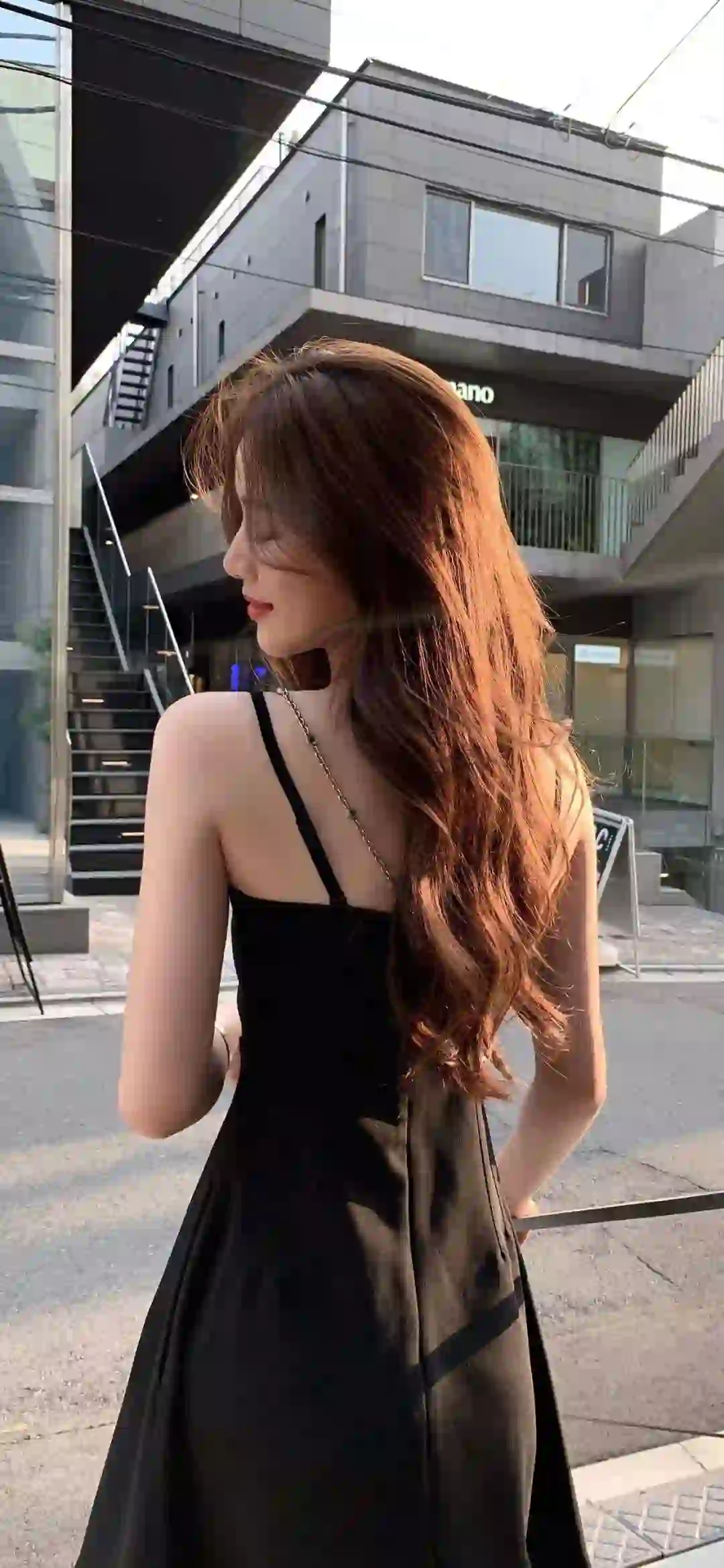 长发美女 户外 吊带 黑色长裙