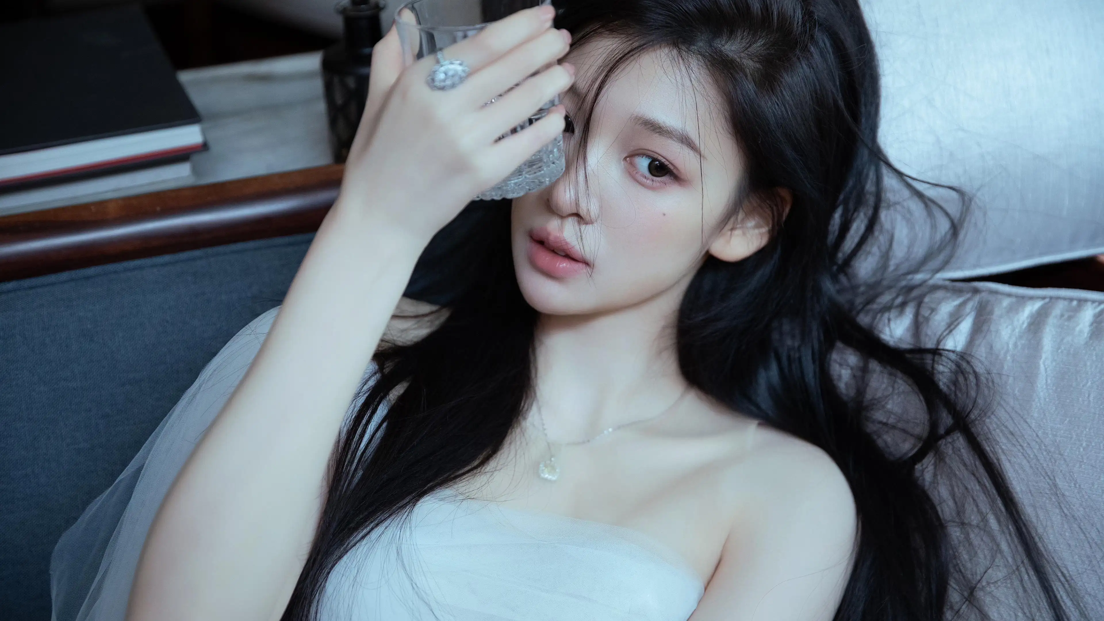 黑发女孩｜手拿玻璃杯｜长发美女｜白色衣服