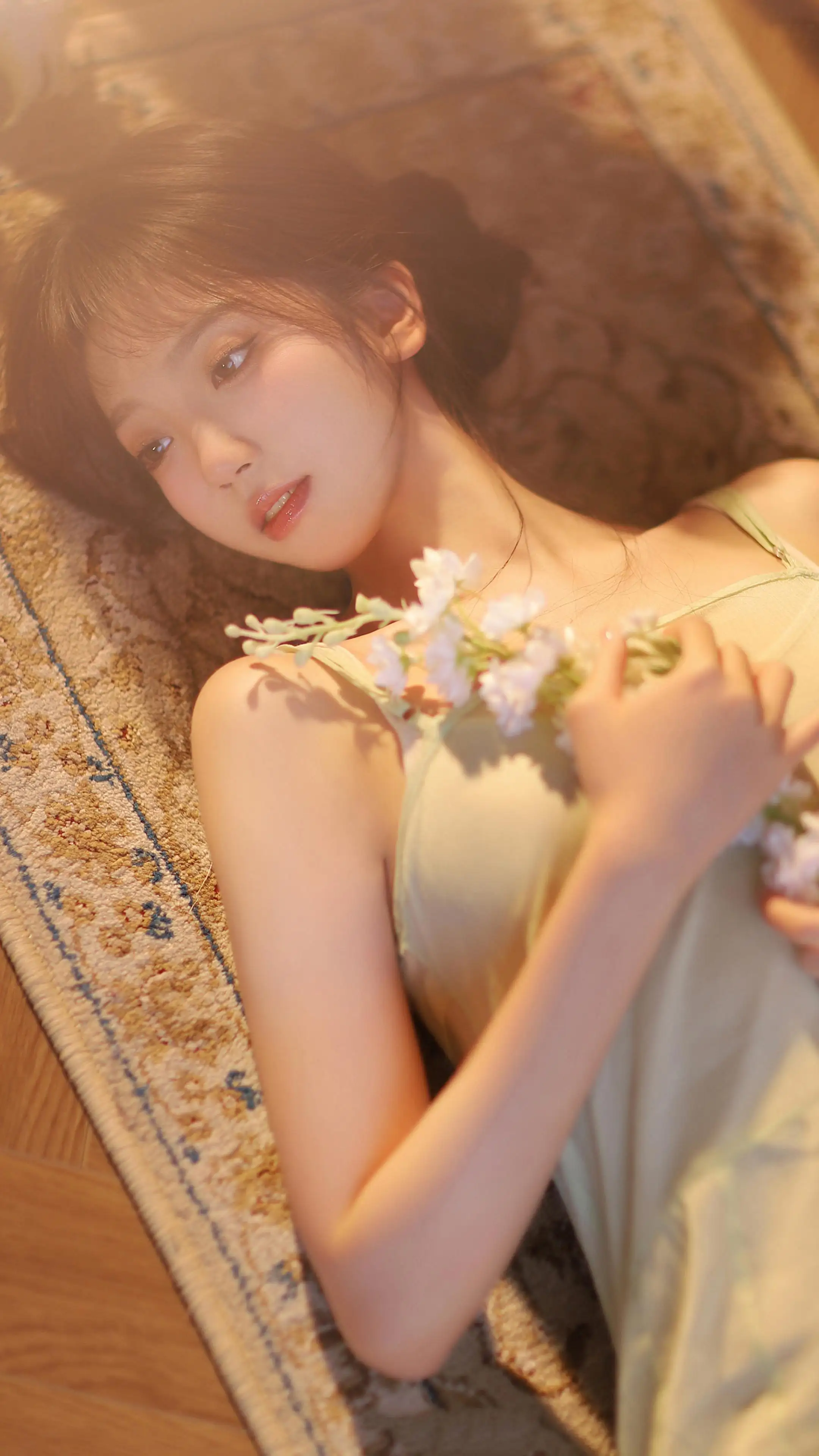 唯美高清美女 鲜花 女孩 木屋 地毯 4k手机壁纸