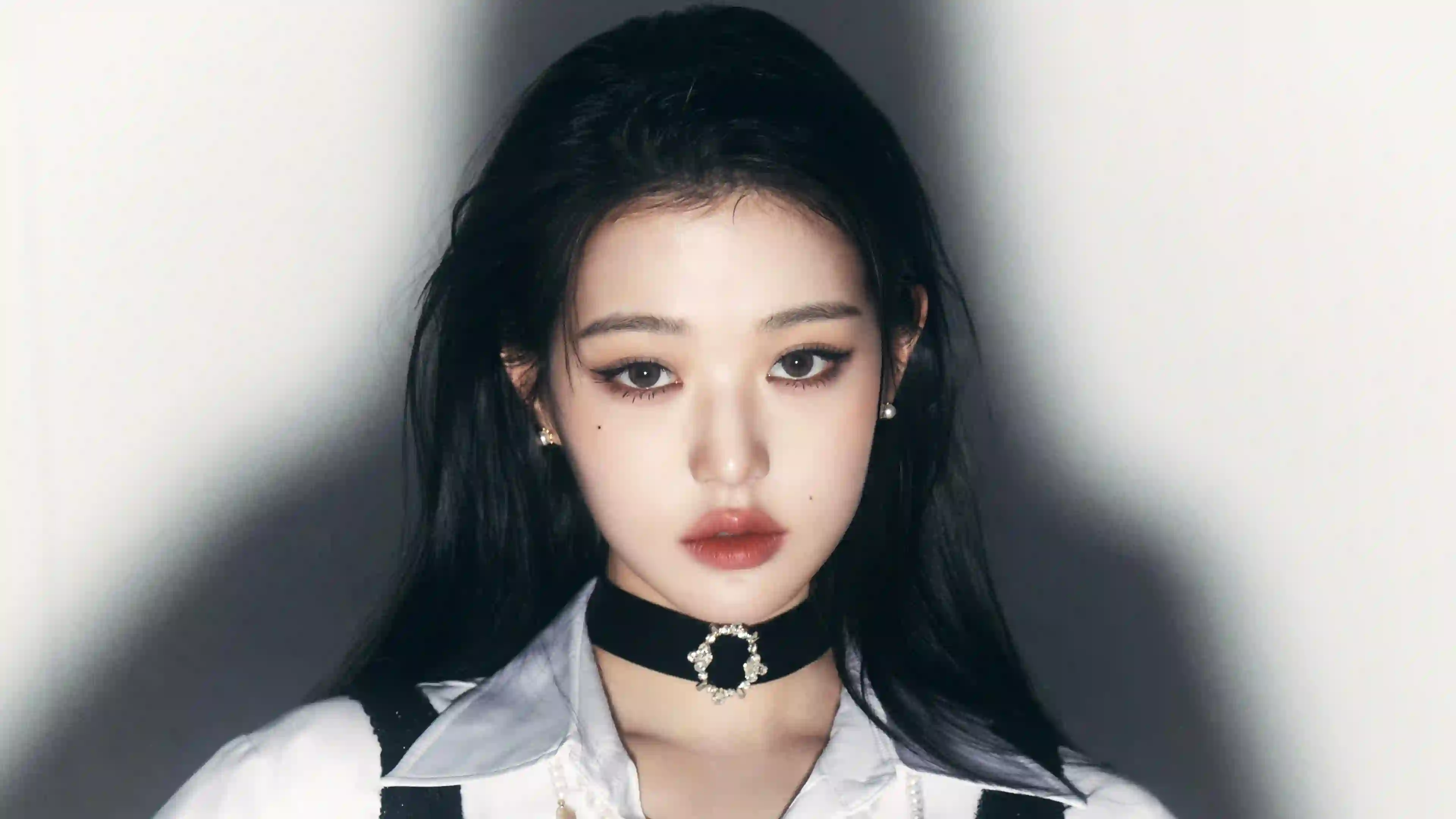 张元英 长发美女 个性穿搭 白色衬衫 项圈 黑色项圈