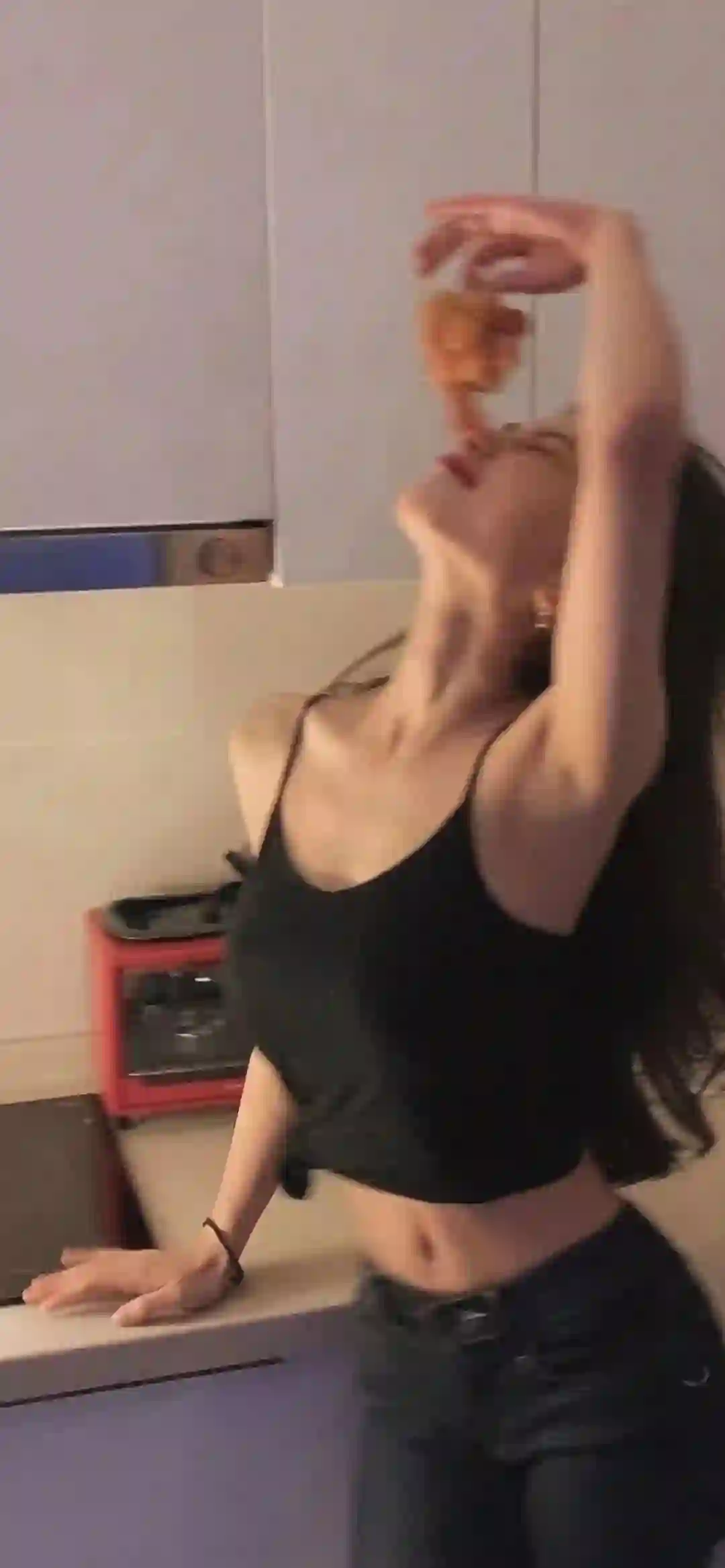 美女 黑色背心 长发 日常 性感 个性