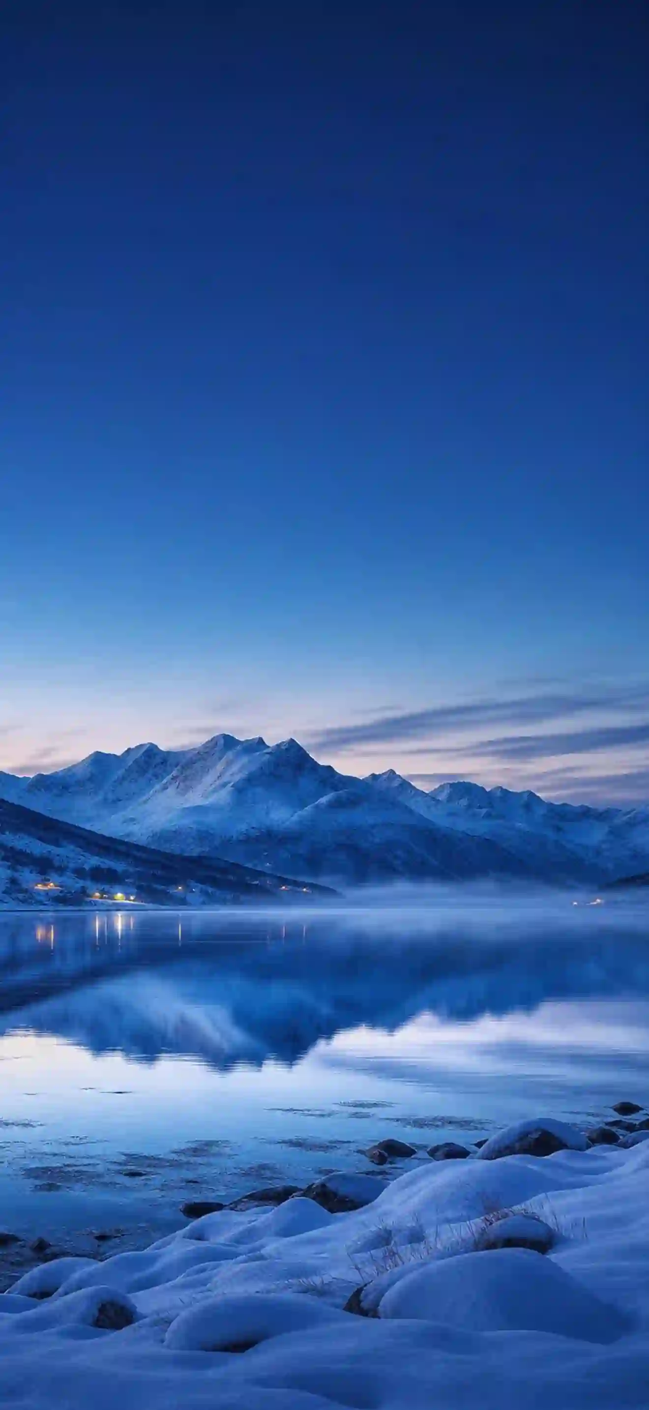 冬日雪山湖面倒影 蓝色静谧风景 雪景壁纸