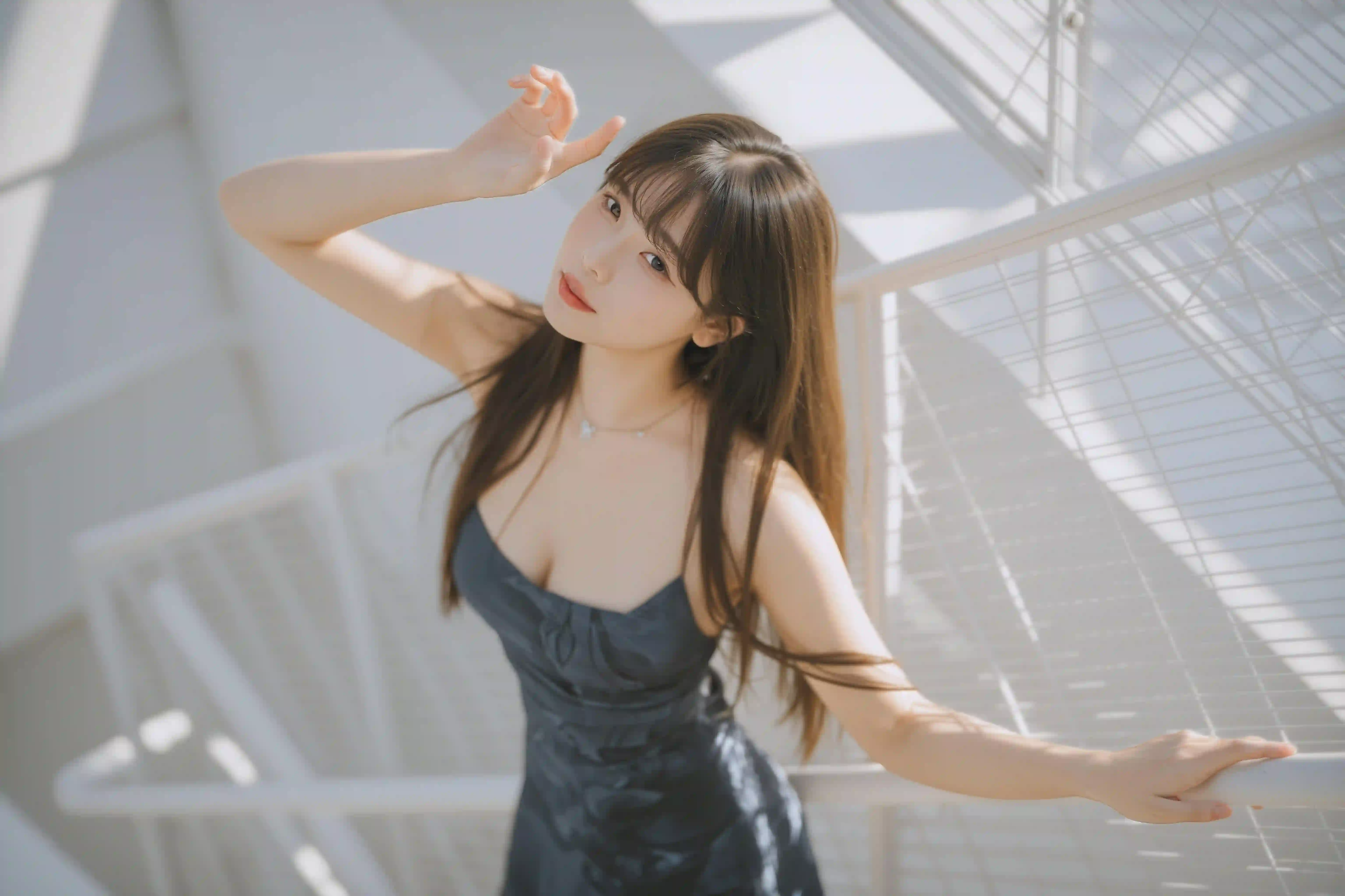 长发美女 户外写真 吊带穿搭 可爱
