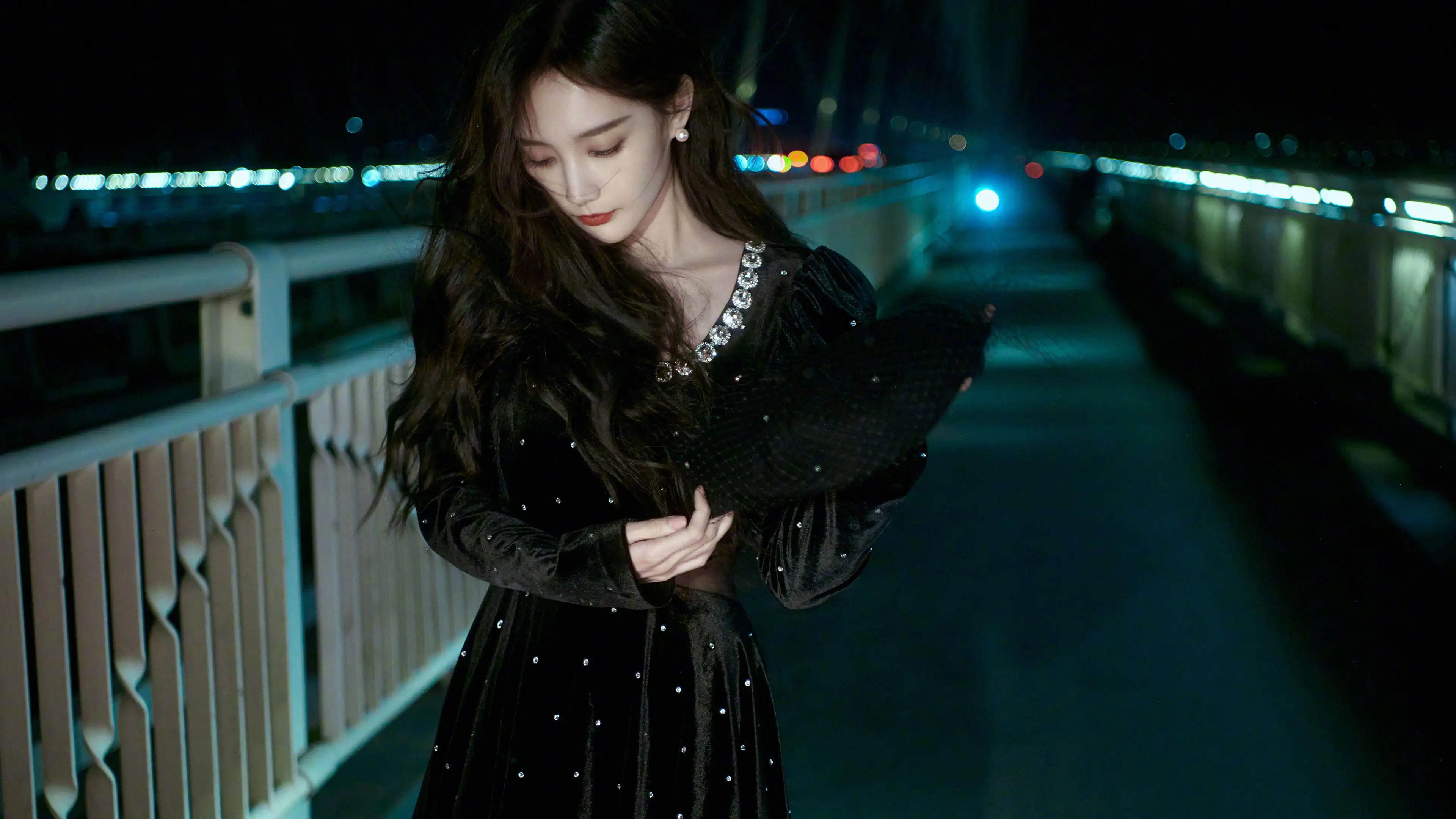 李一桐 黑色裙子 桥 晚上 4k 美女