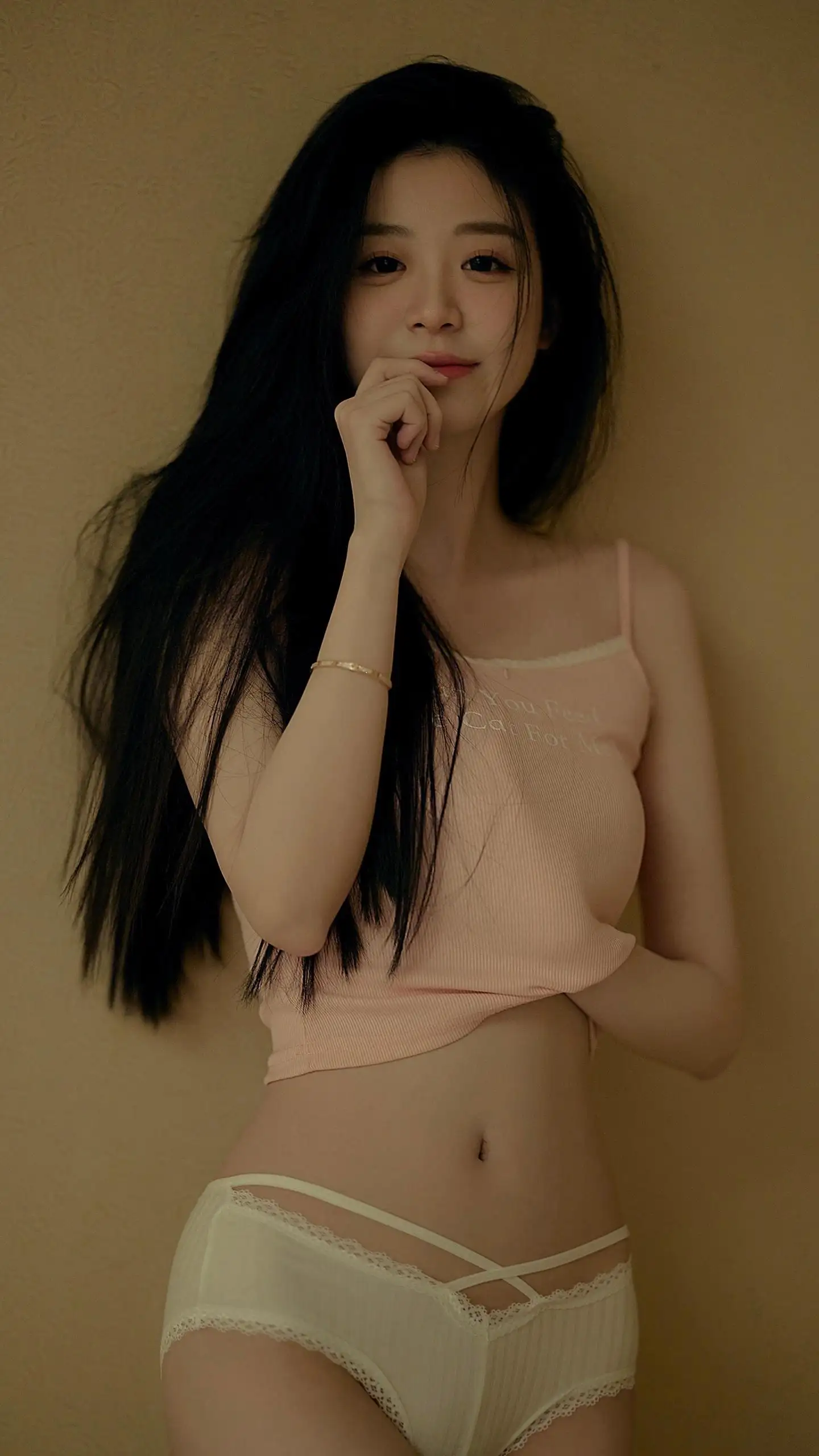 微微的笑，青春可人，把手伸进自己小背心的漂亮女生