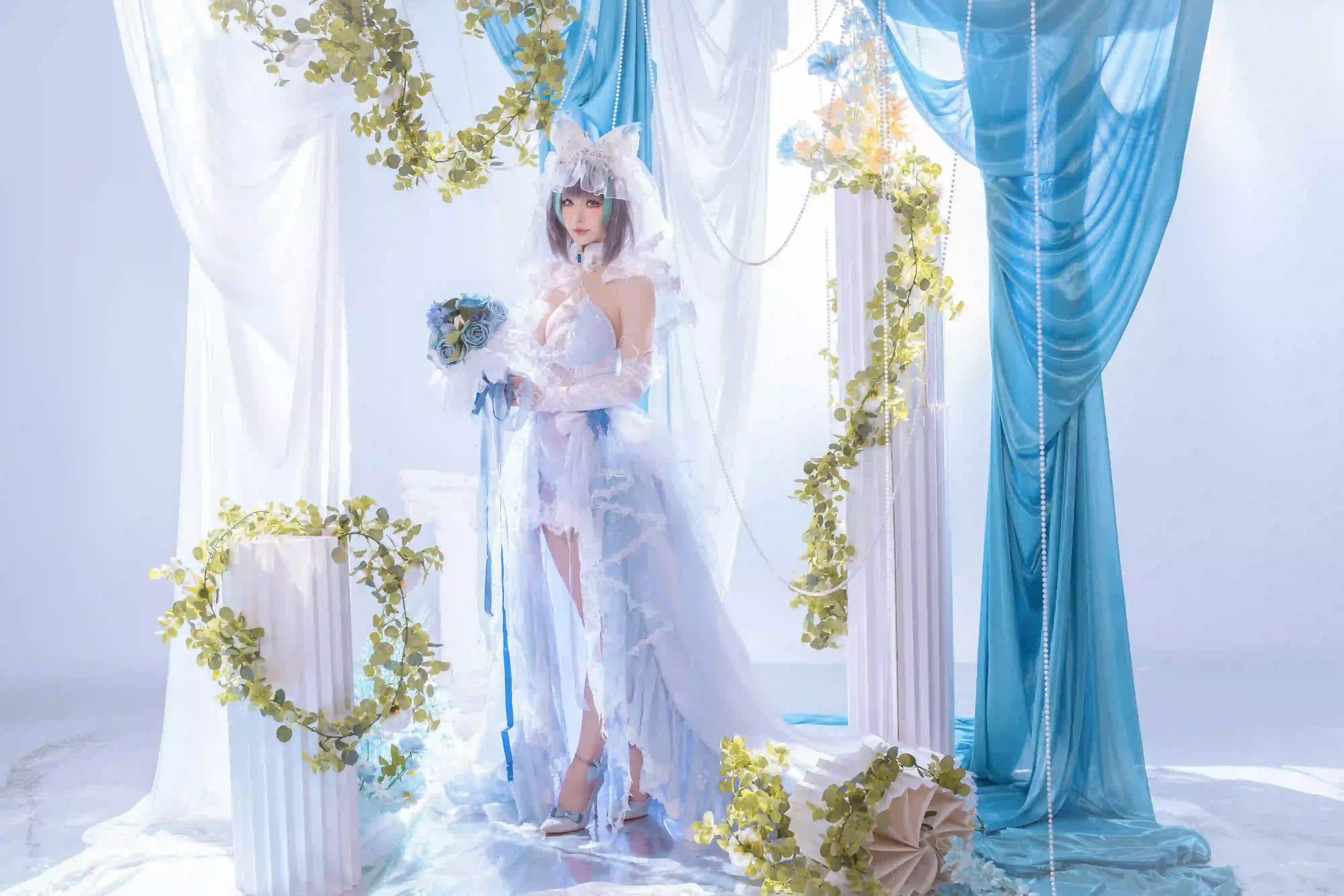 长发性感美女 白色婚纱 蓝色 绿色 花