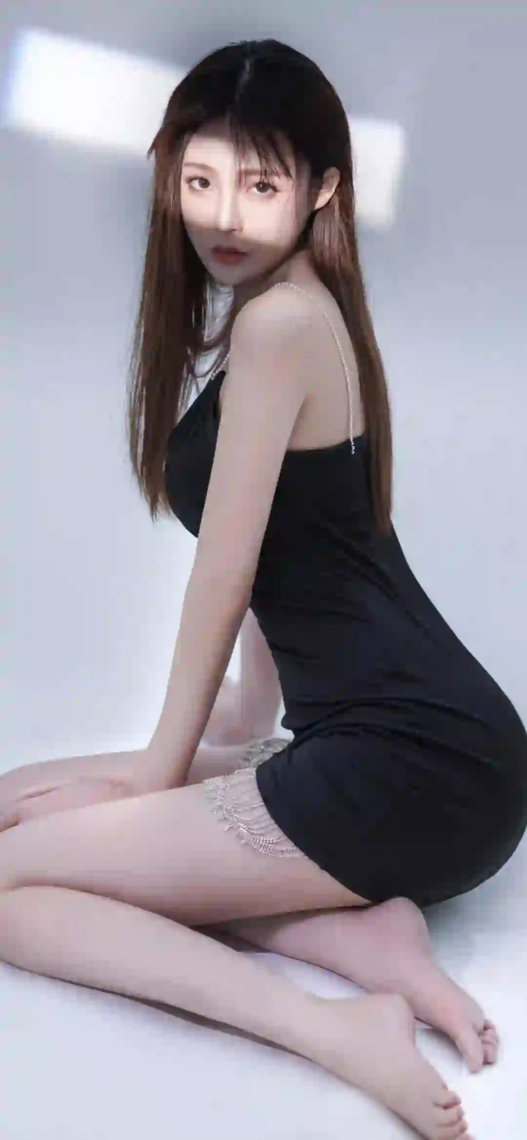 跪姿 长发性感美女 黑色吊带短裙 长腿美女