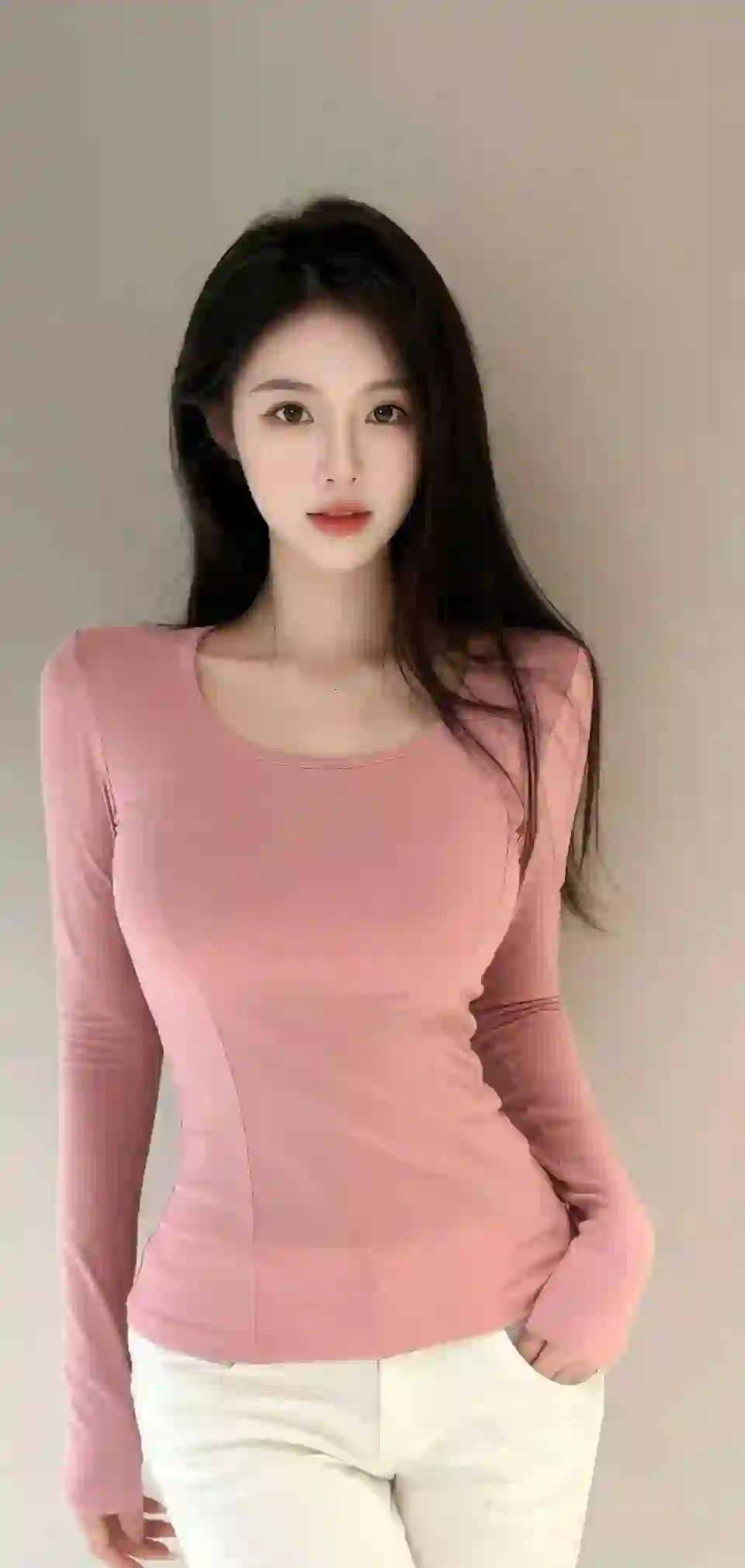 粉红色衣服 白色裤子 长发美女 