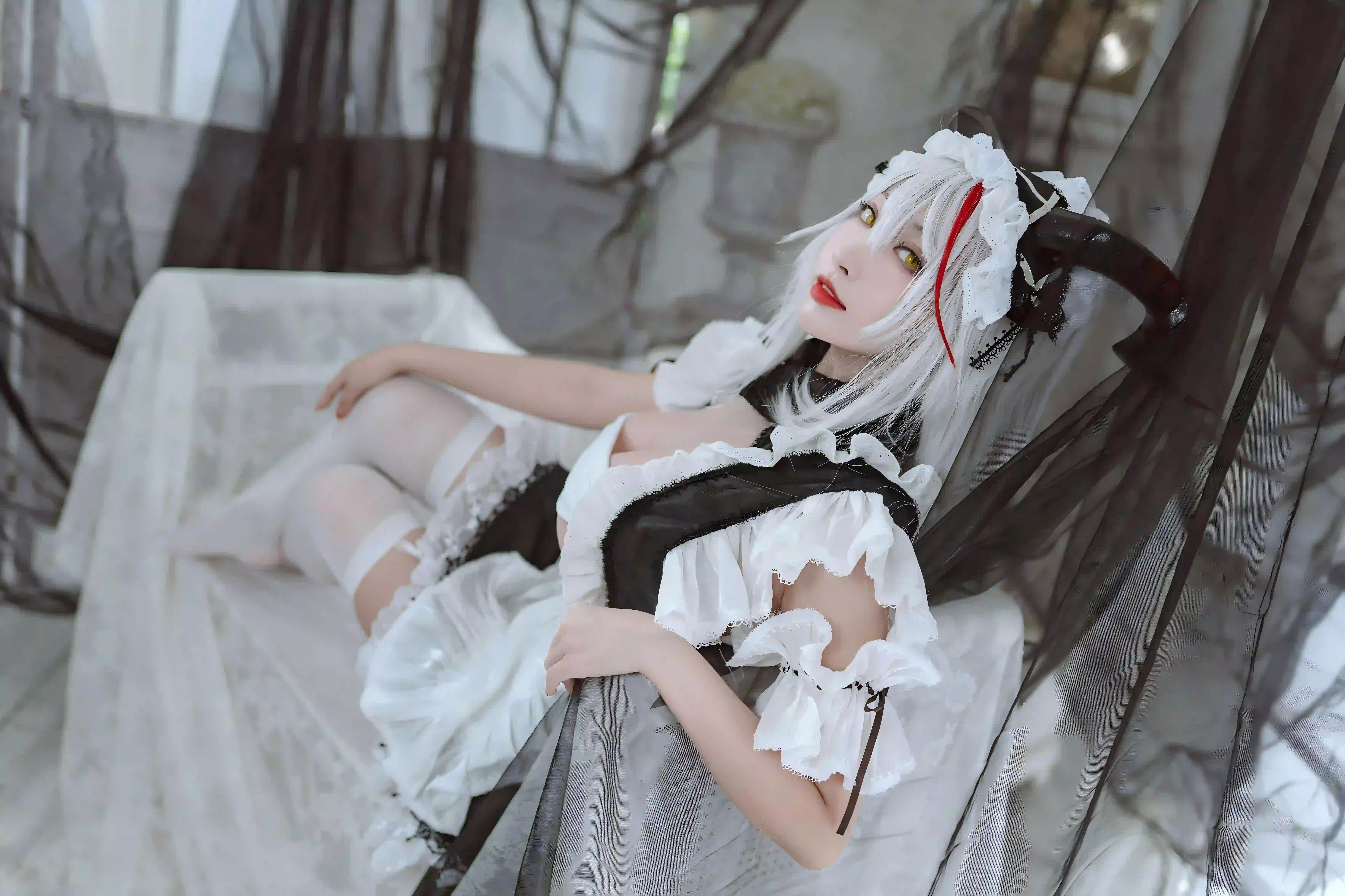 白色头发 长发美女 Coser 白色丝袜 女仆穿搭 恶魔