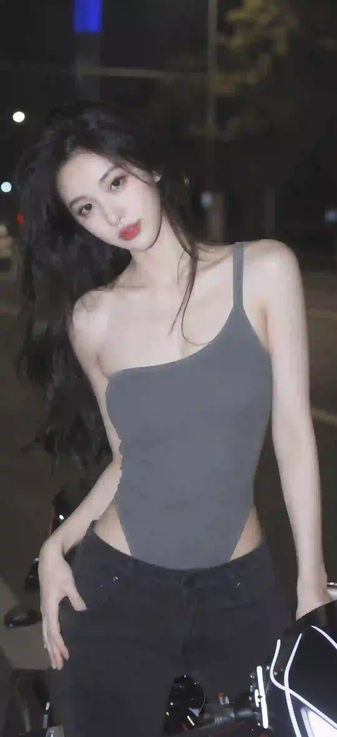 个性穿搭 漏肩穿搭 灰色衣服 户外 机车