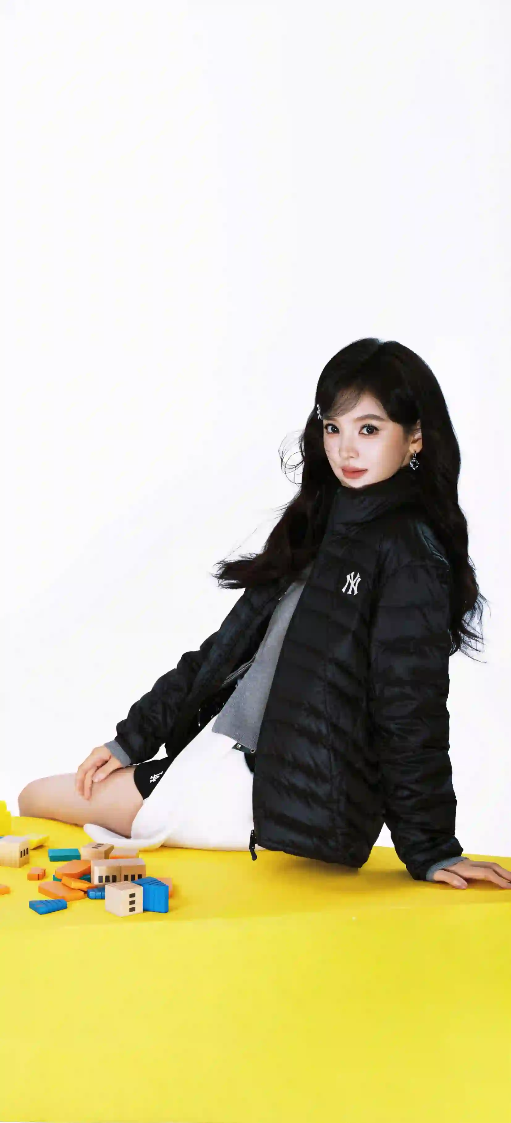 美女 写真 黑色羽绒服 彩色积木 纯色背景 章若楠
