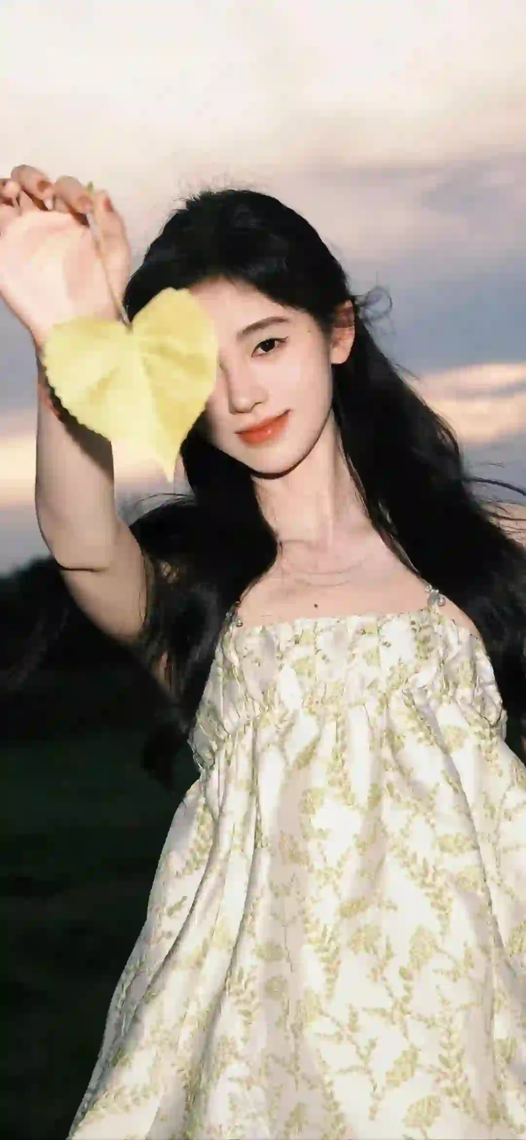 送你一片树叶 可爱长裙女孩 吊带长裙 微笑 户外