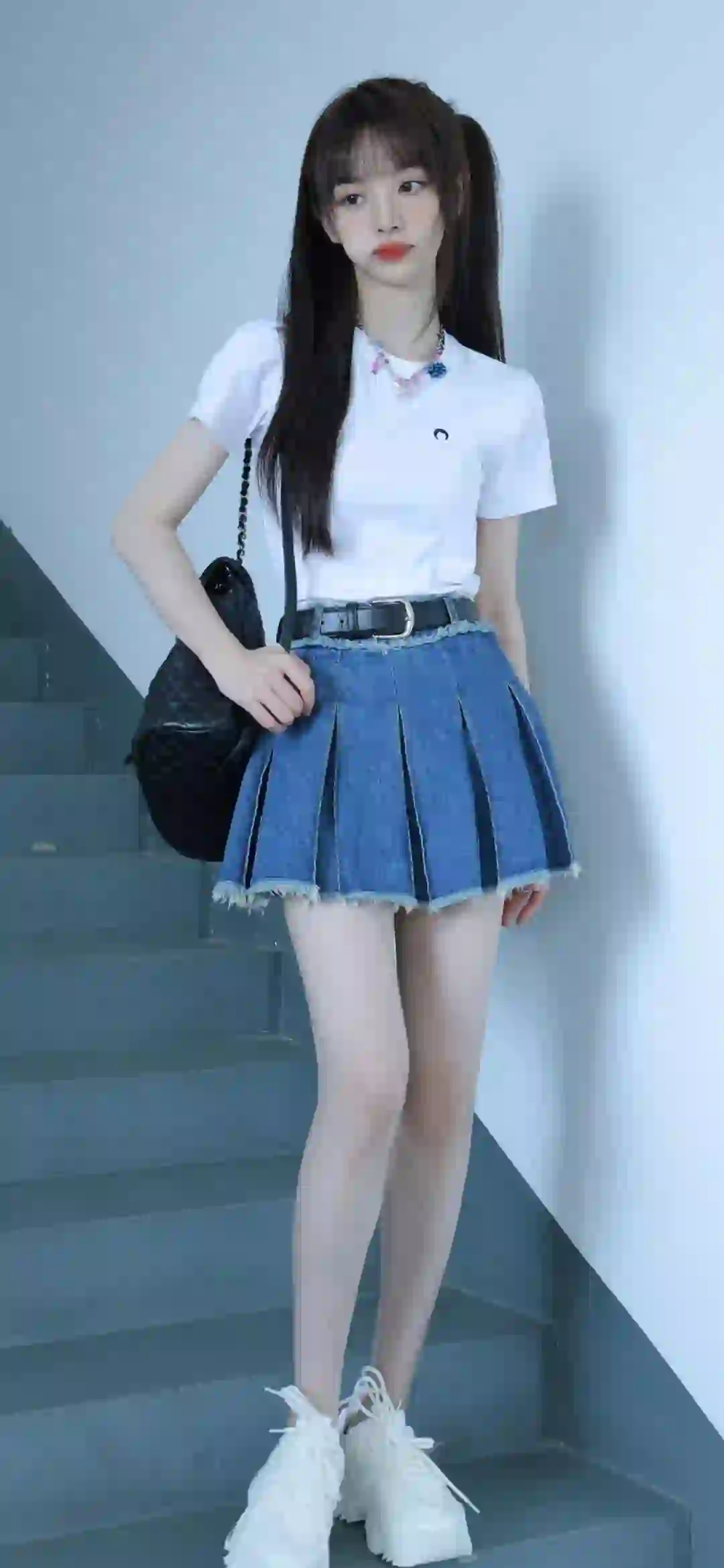 长发美女 长腿女孩 田曦薇 白色衣服 牛仔裙穿搭 楼梯