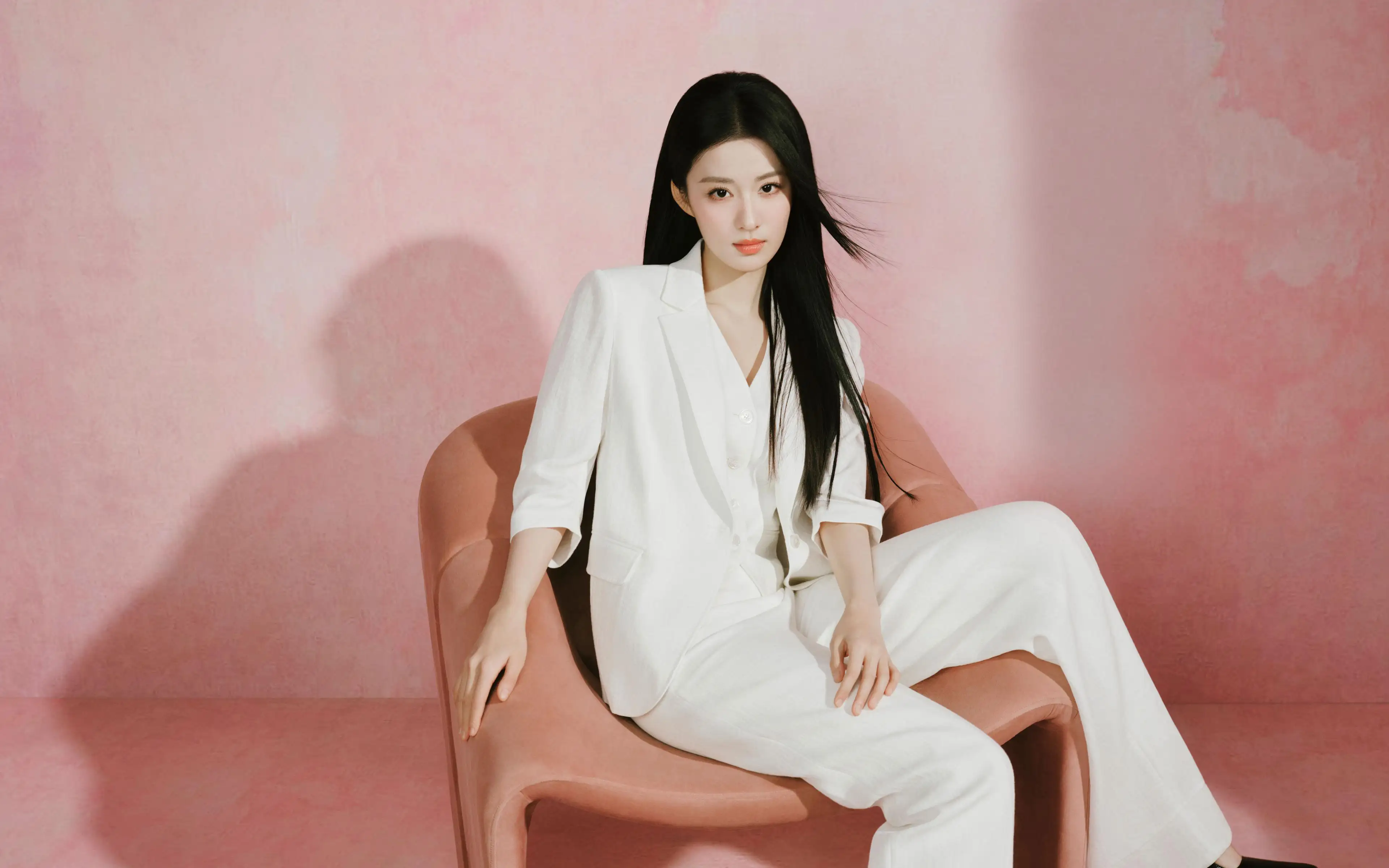 王楚然白色西服套装美女 4K壁纸