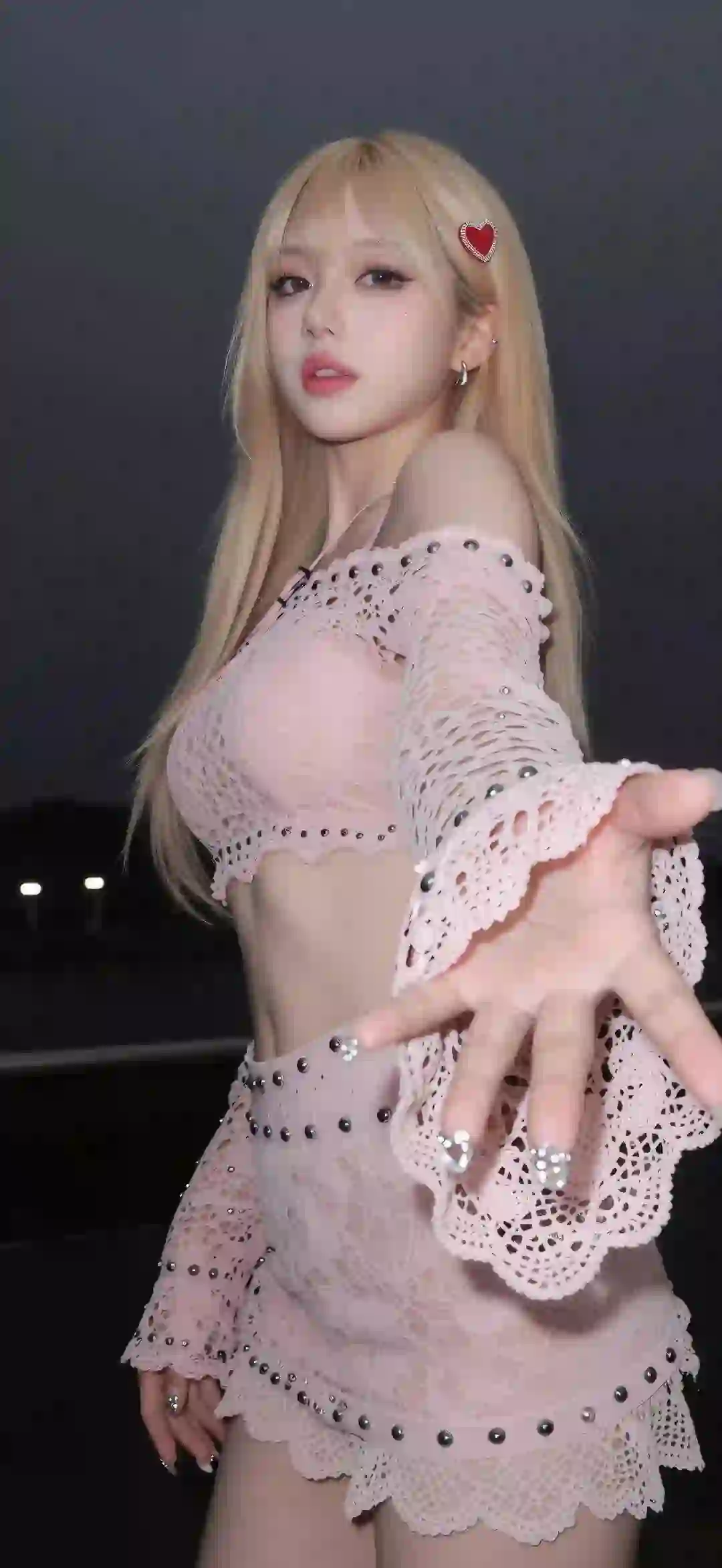 牵手 长发美女 红色爱心发卡 粉红色