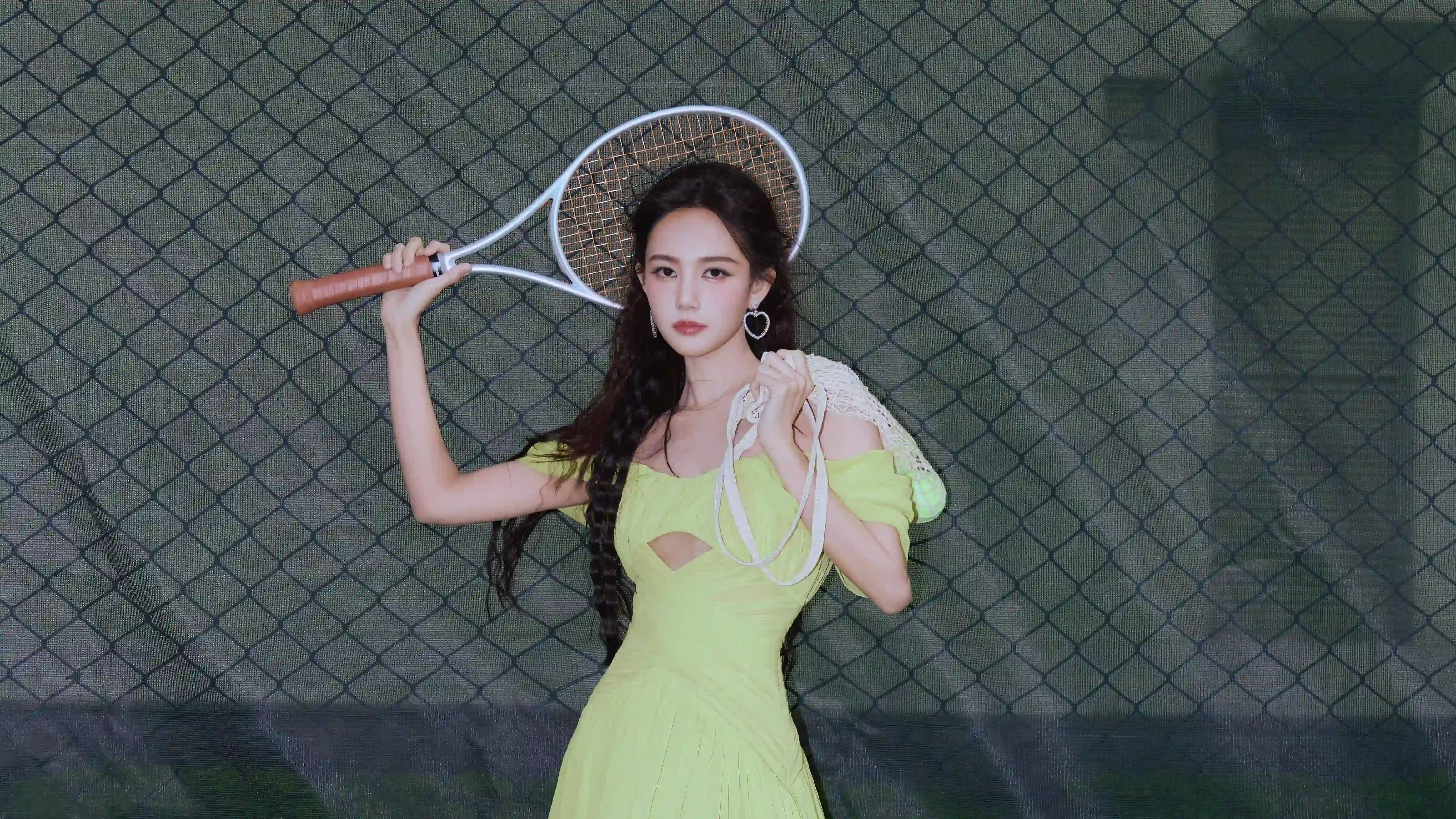 运动 网球 淡黄色裙子 运动场 李一桐 酷酷