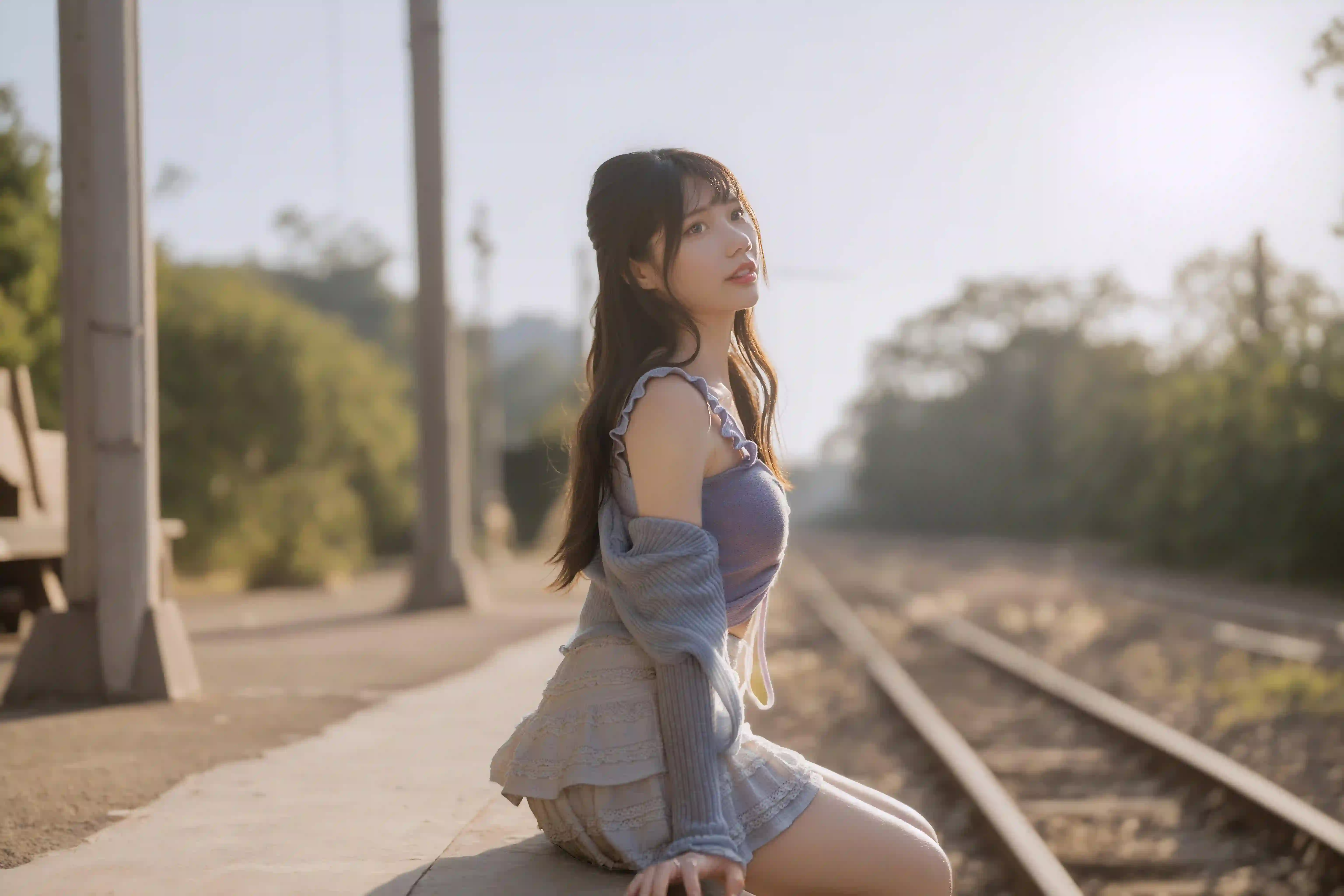 长发美女 白色短裙 火车轨道 火车站台