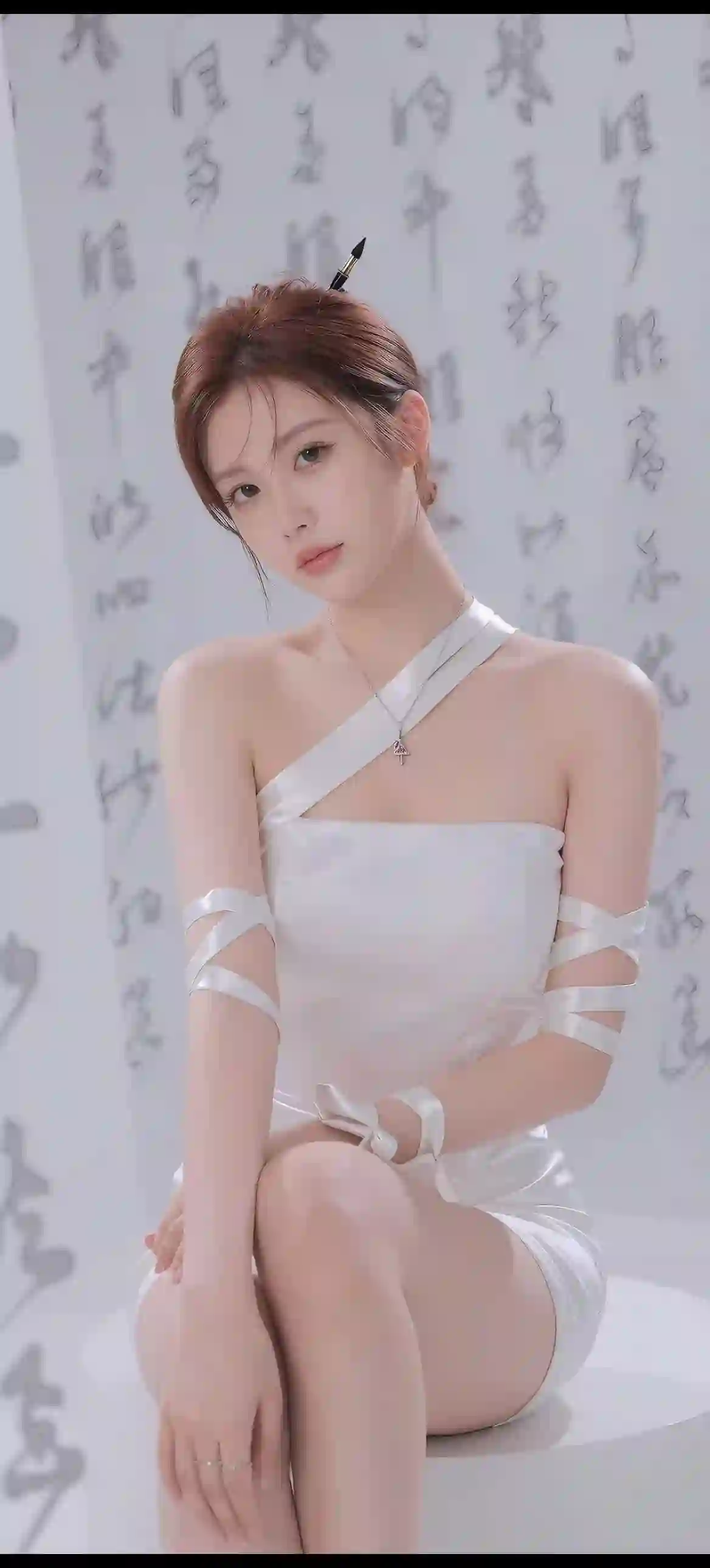 白色 连衣裙 坐姿 书法 简约 优雅 人像