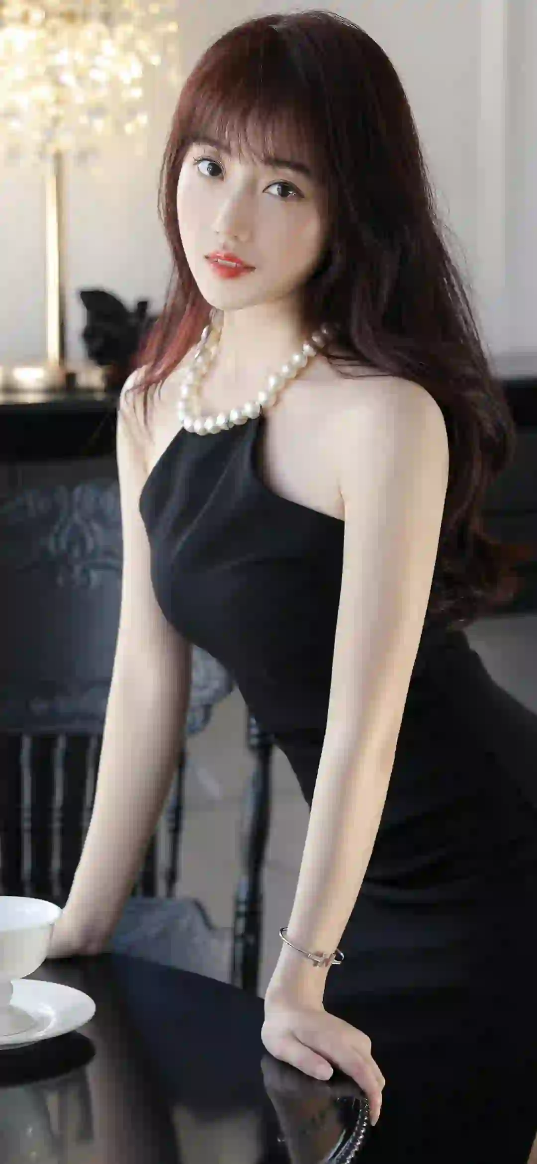 长发美女 黑色裙子 