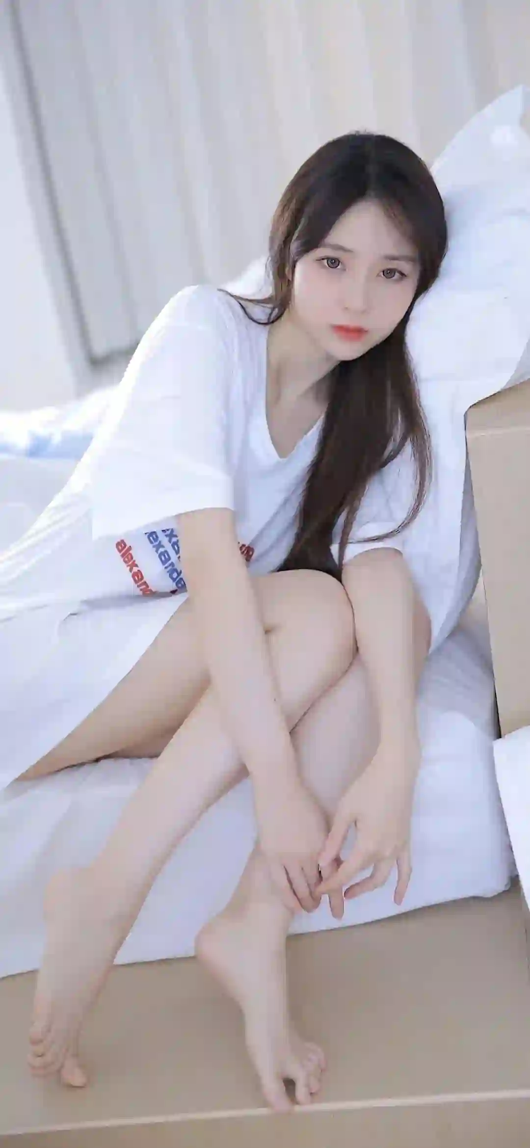 美女壁纸 居家写真 白色T恤