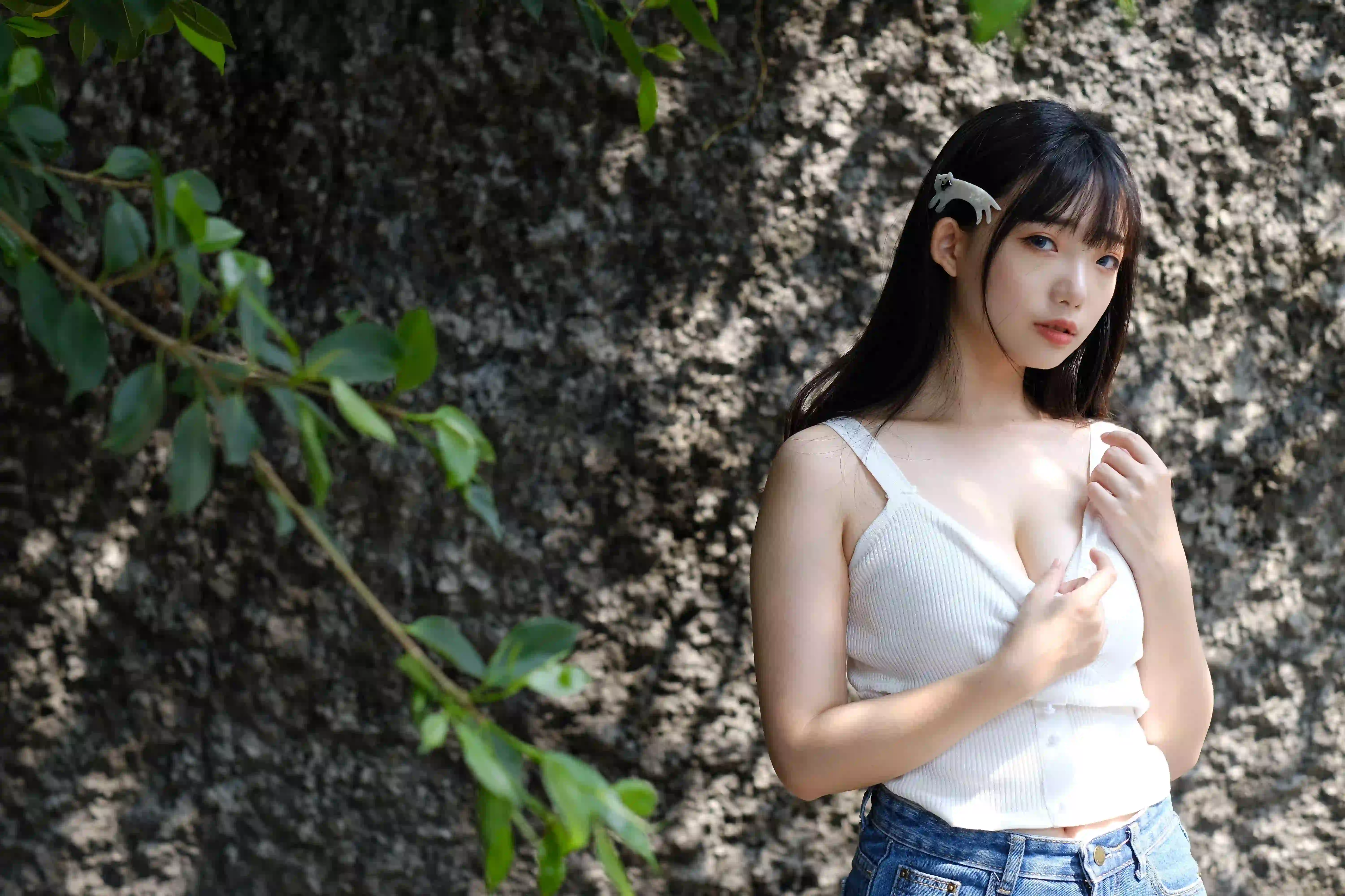 白色衣服 牛仔穿搭 清纯美女 小猫发卡 树木 绿色