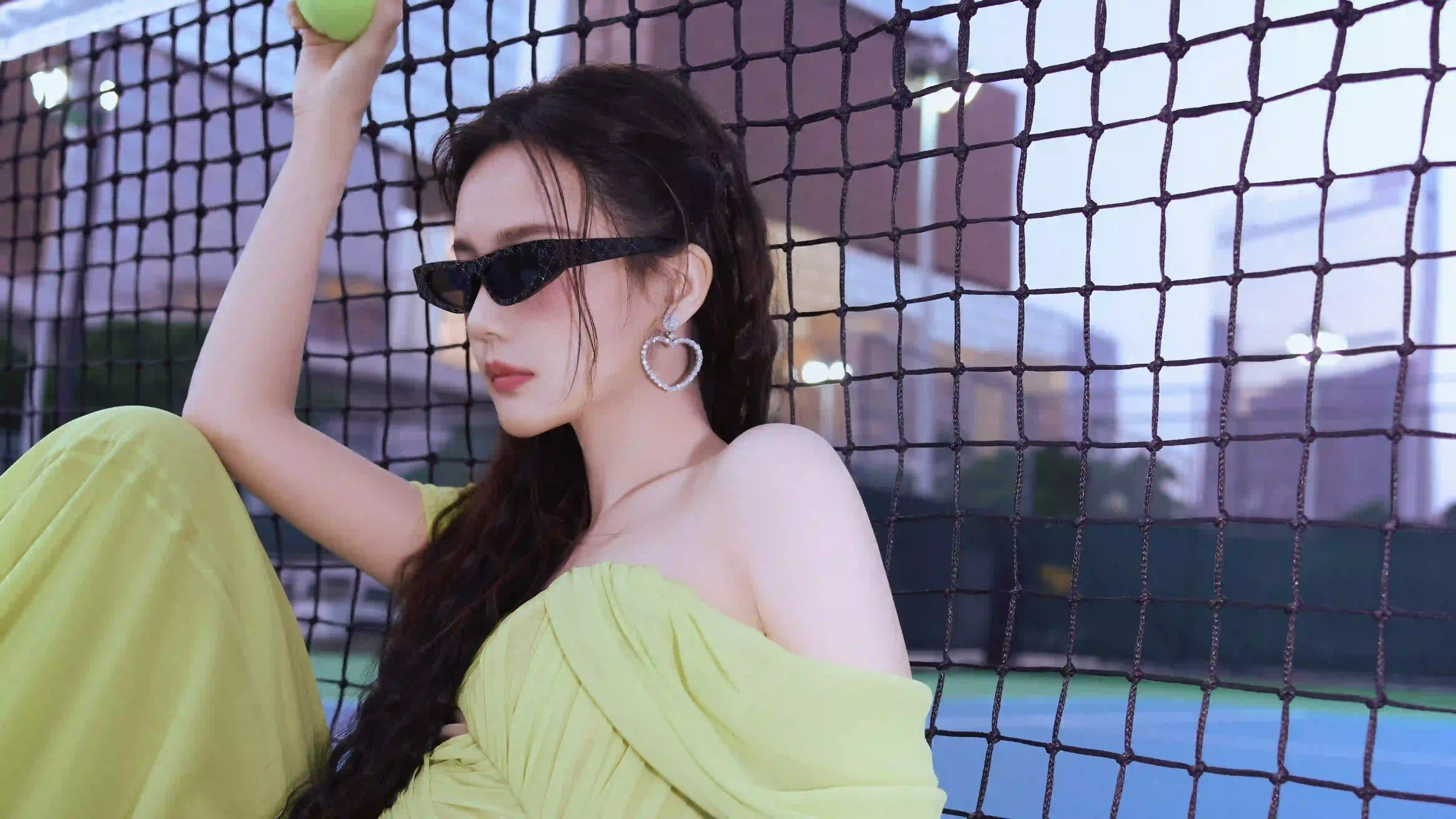 运动 网球 淡黄色裙子 运动场 李一桐 墨镜