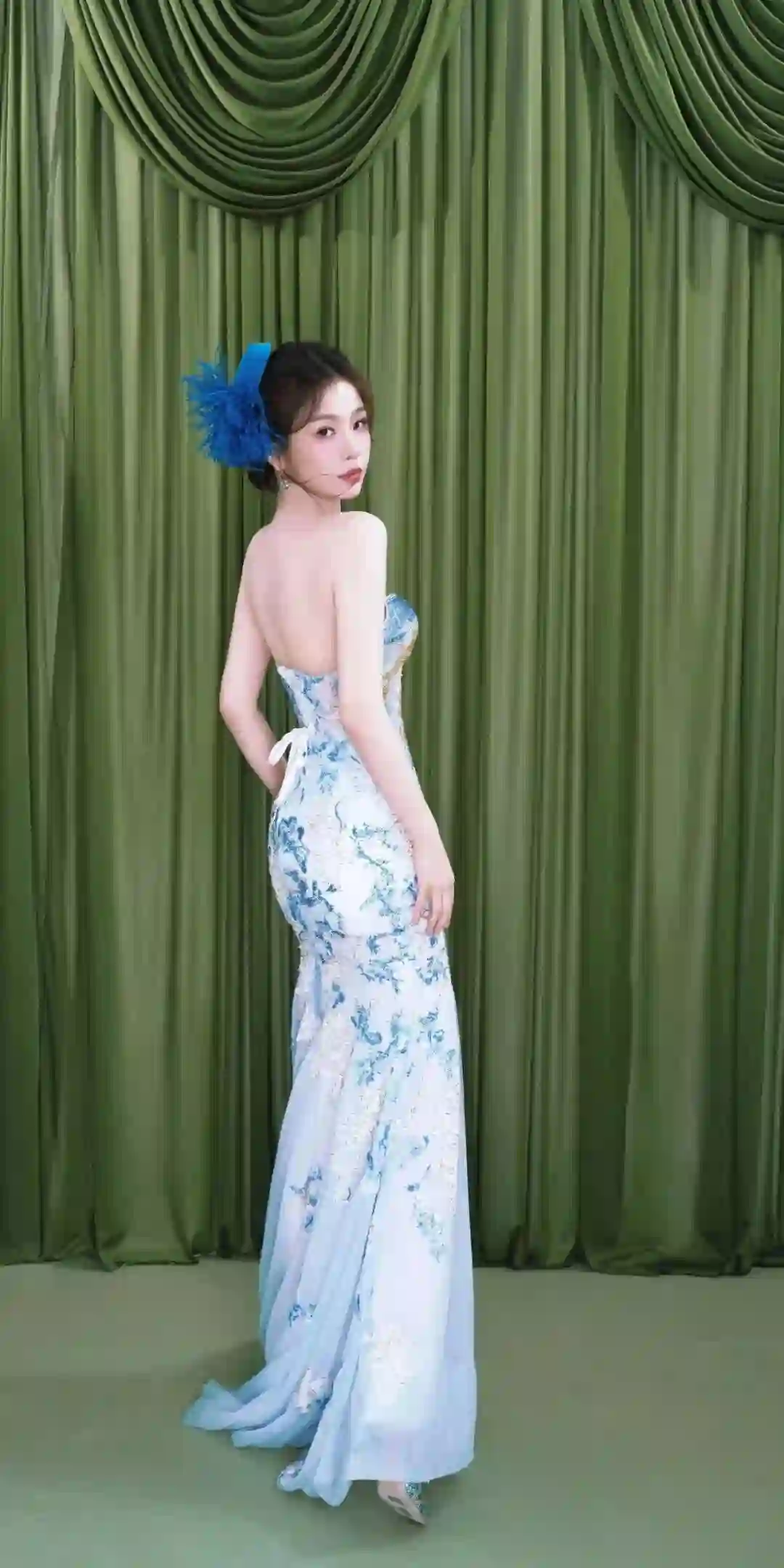 青花瓷礼服 美女写真 回眸 优雅人像 蓝白长裙