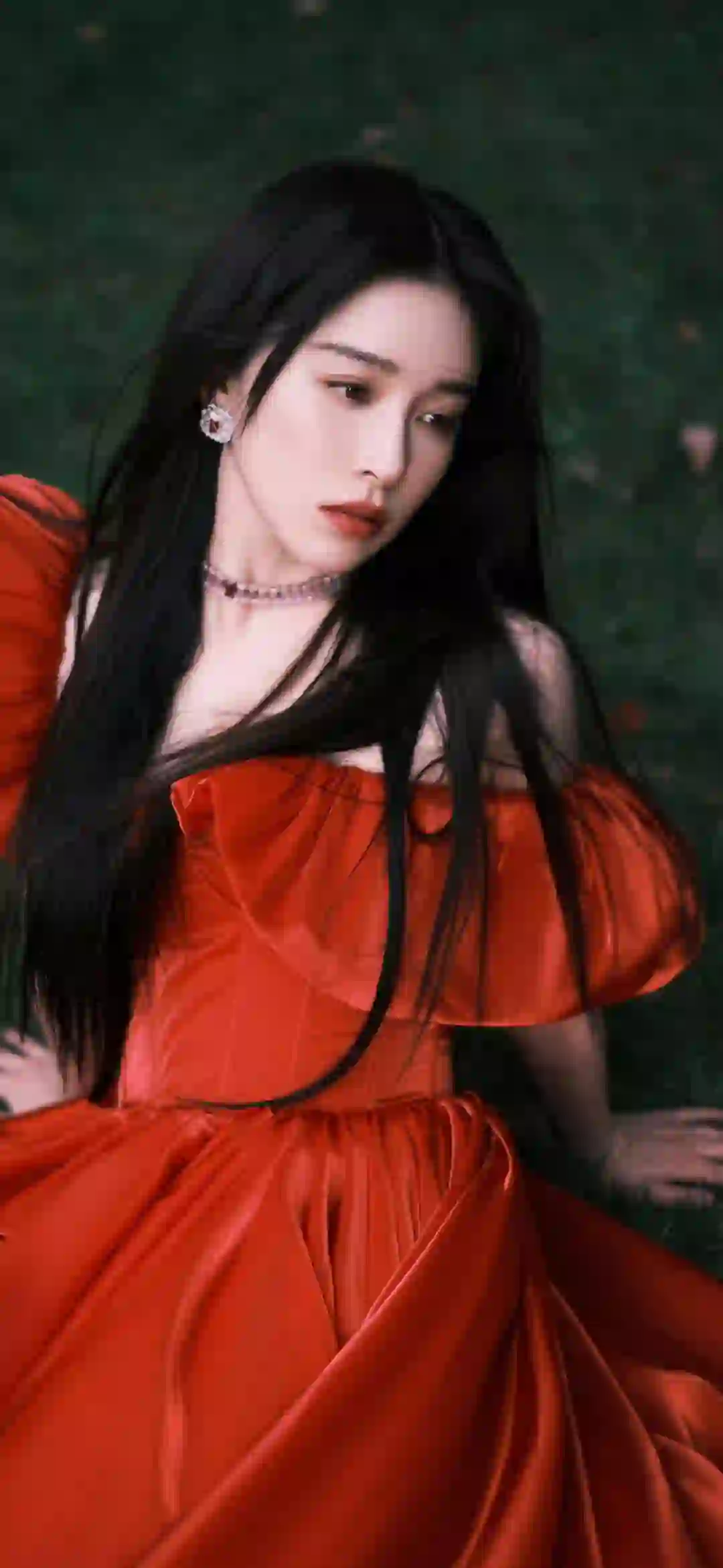 长发红裙美女 草地 红裙 户外 写真