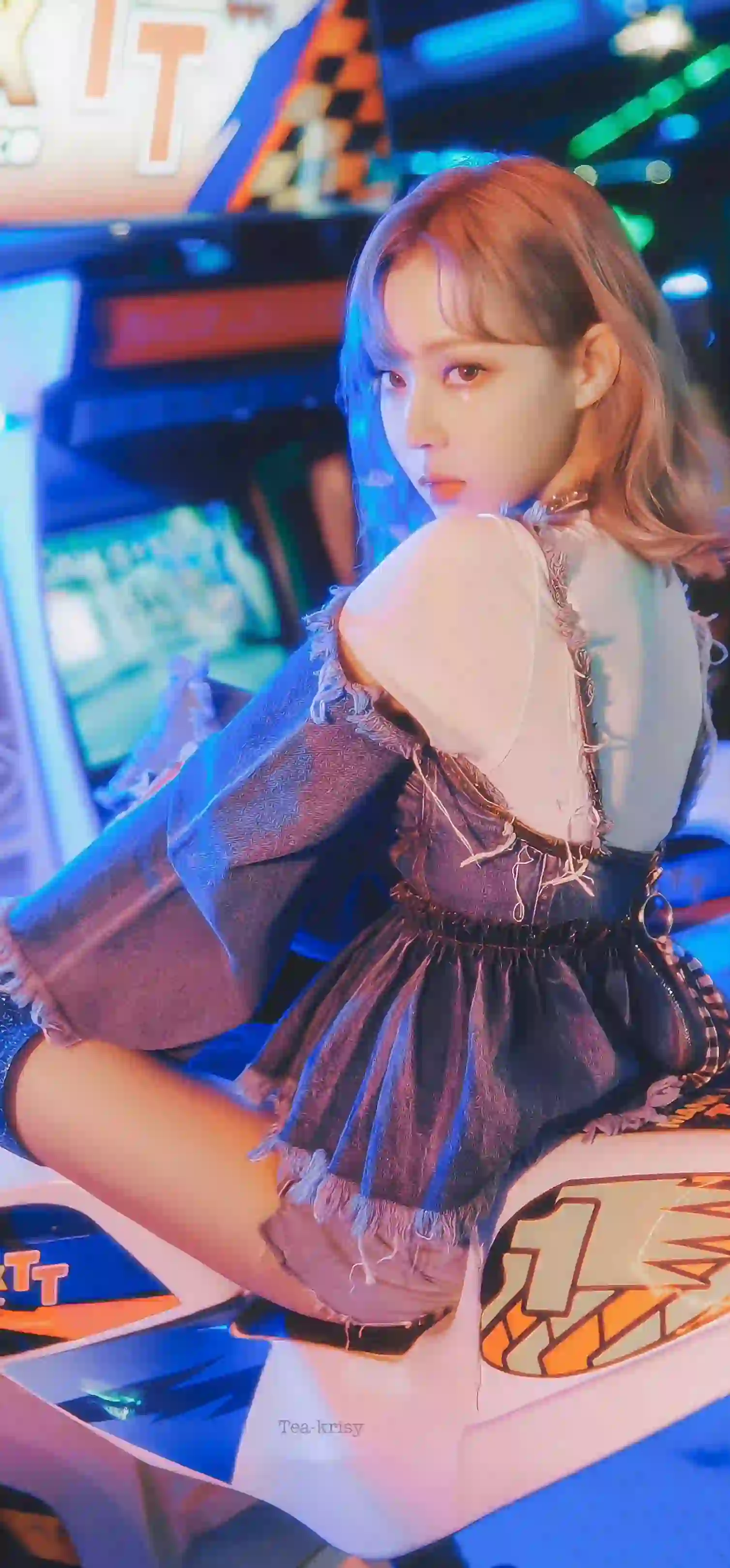 霓虹灯光 长发女孩