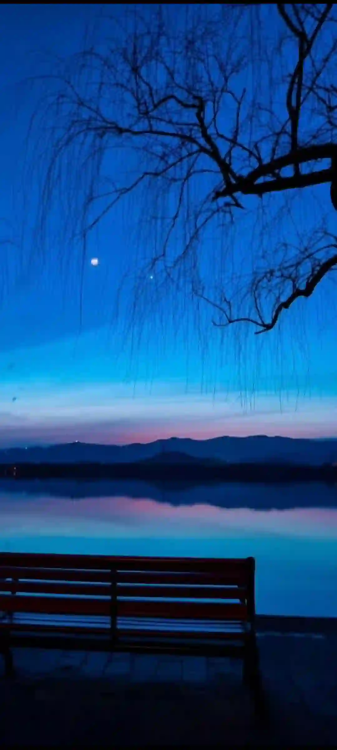 湖畔 黄昏 风景壁纸 柳树 长椅 山峦 倒影 宁静夜空