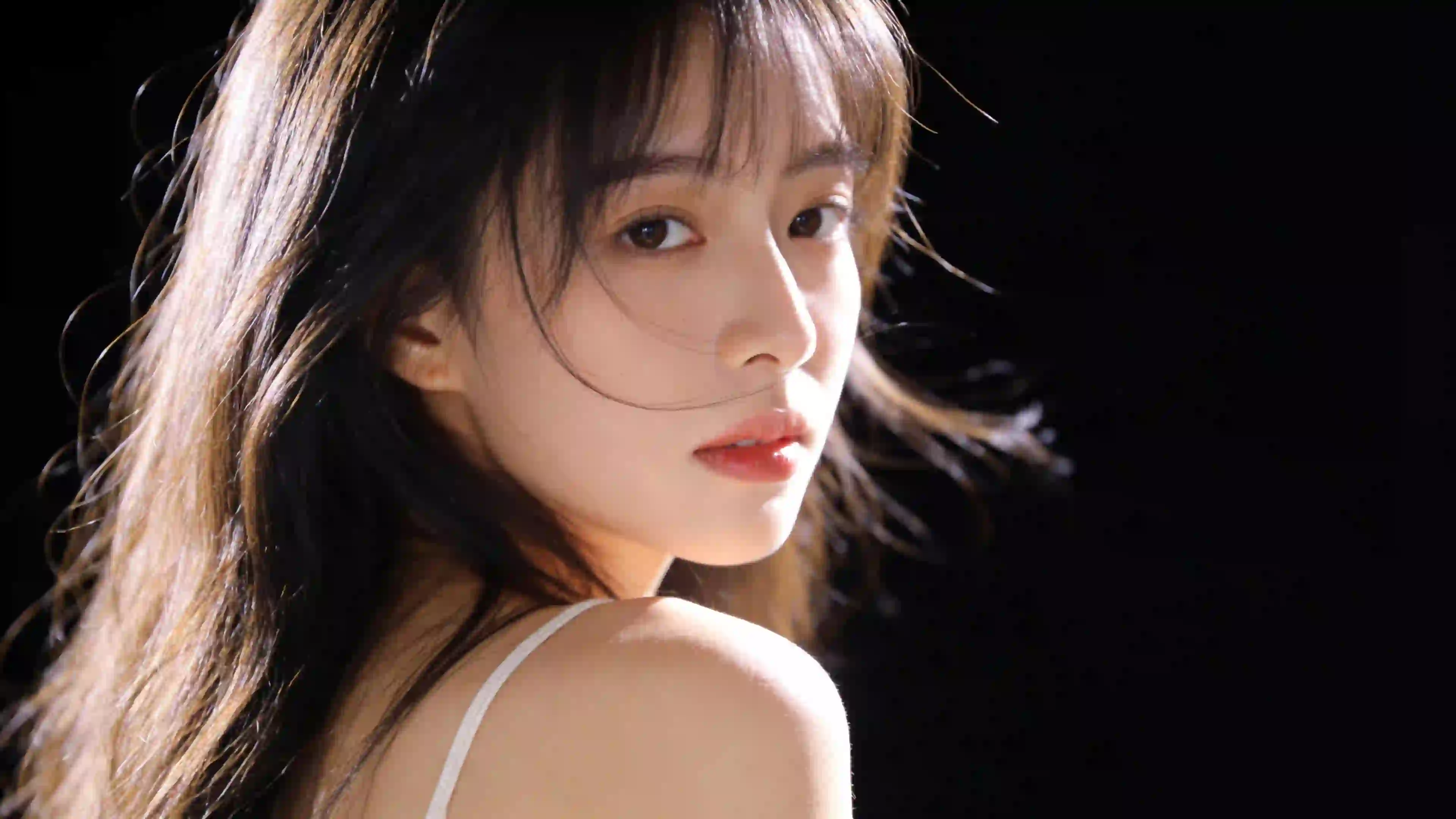 黑色背景 光影美女长发 纯色背景 光影