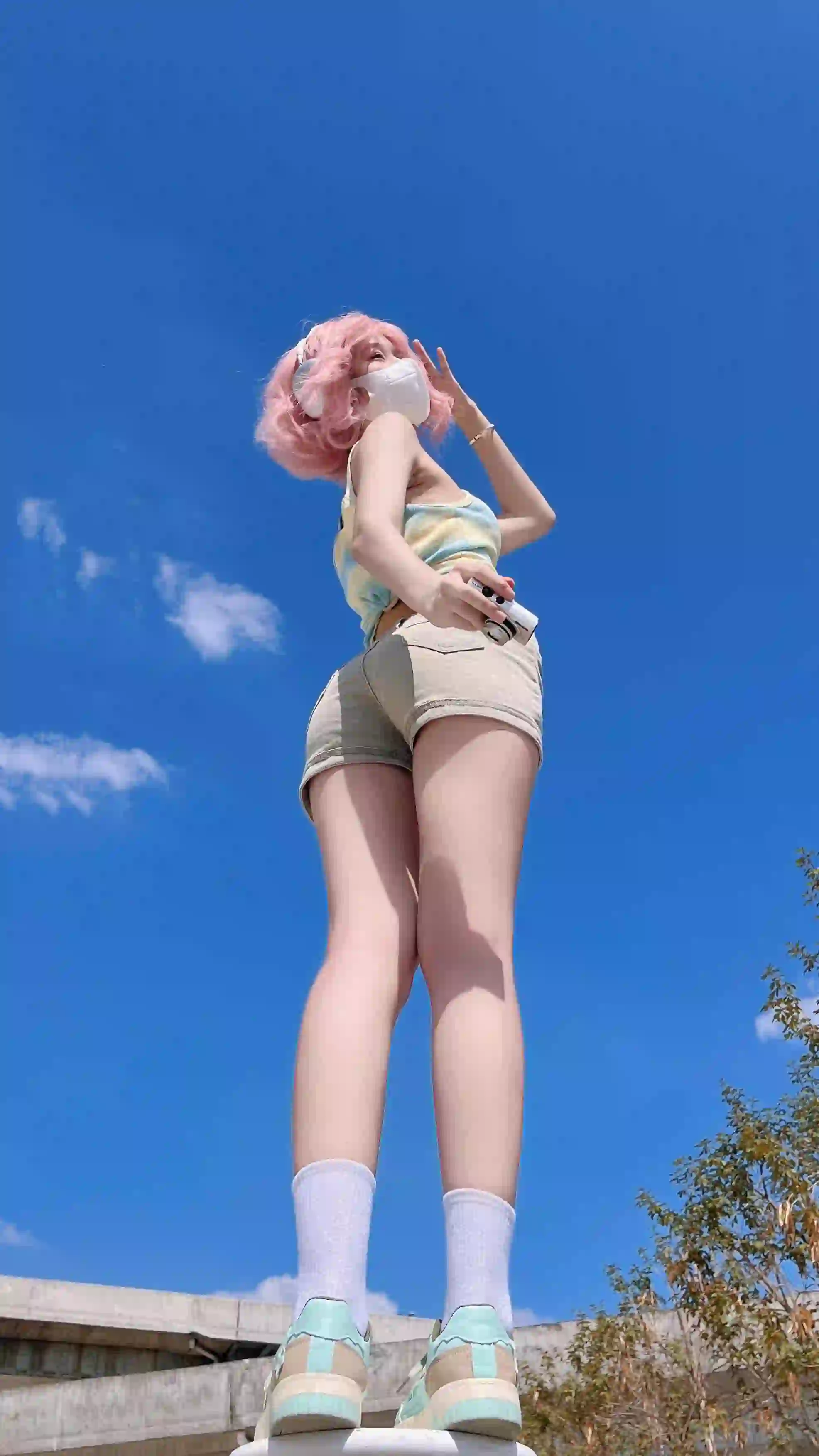 蓝色天空 粉色短发女孩 长腿美女