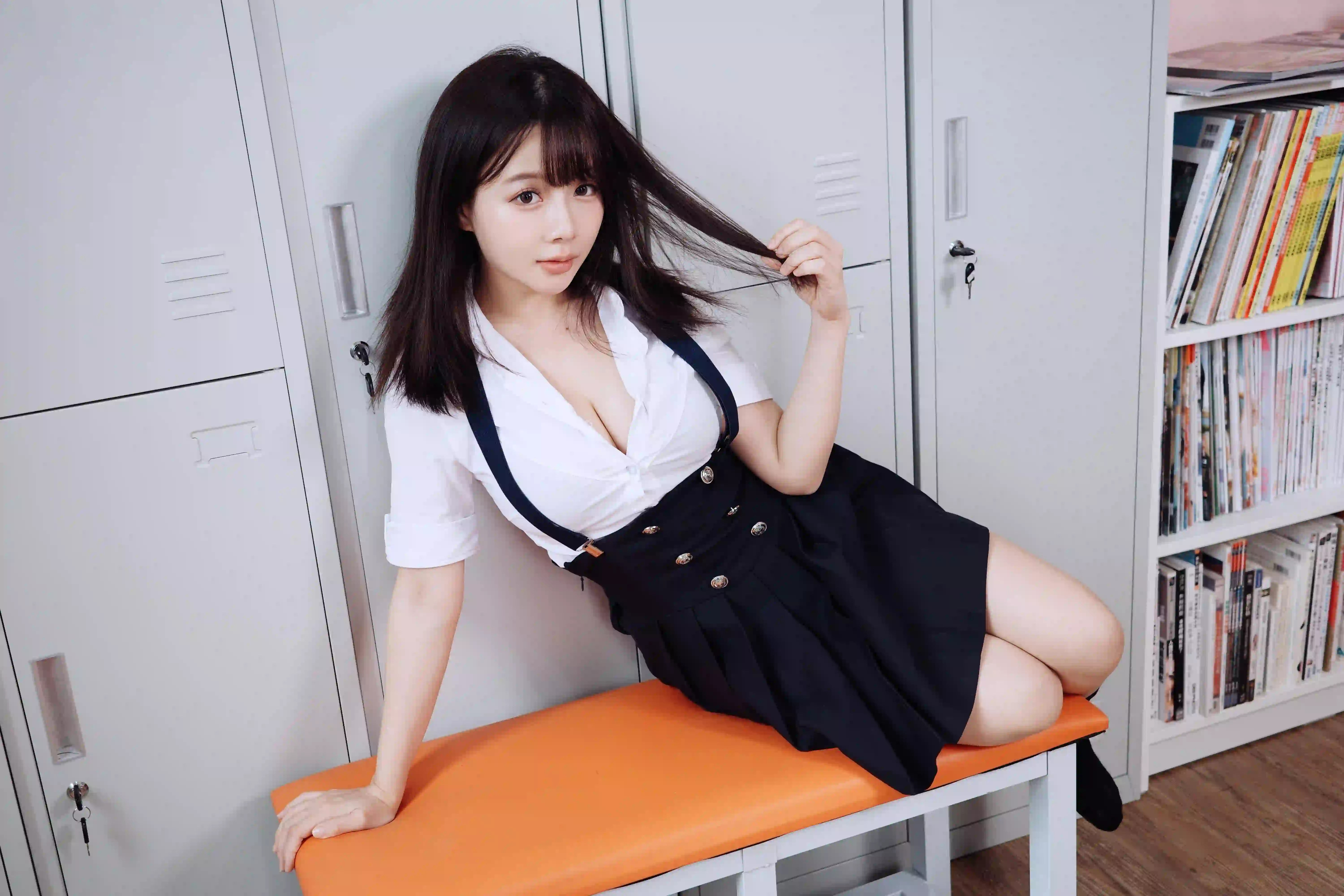 校园 长发美女 学生装 学院风 教室场景 撩头发