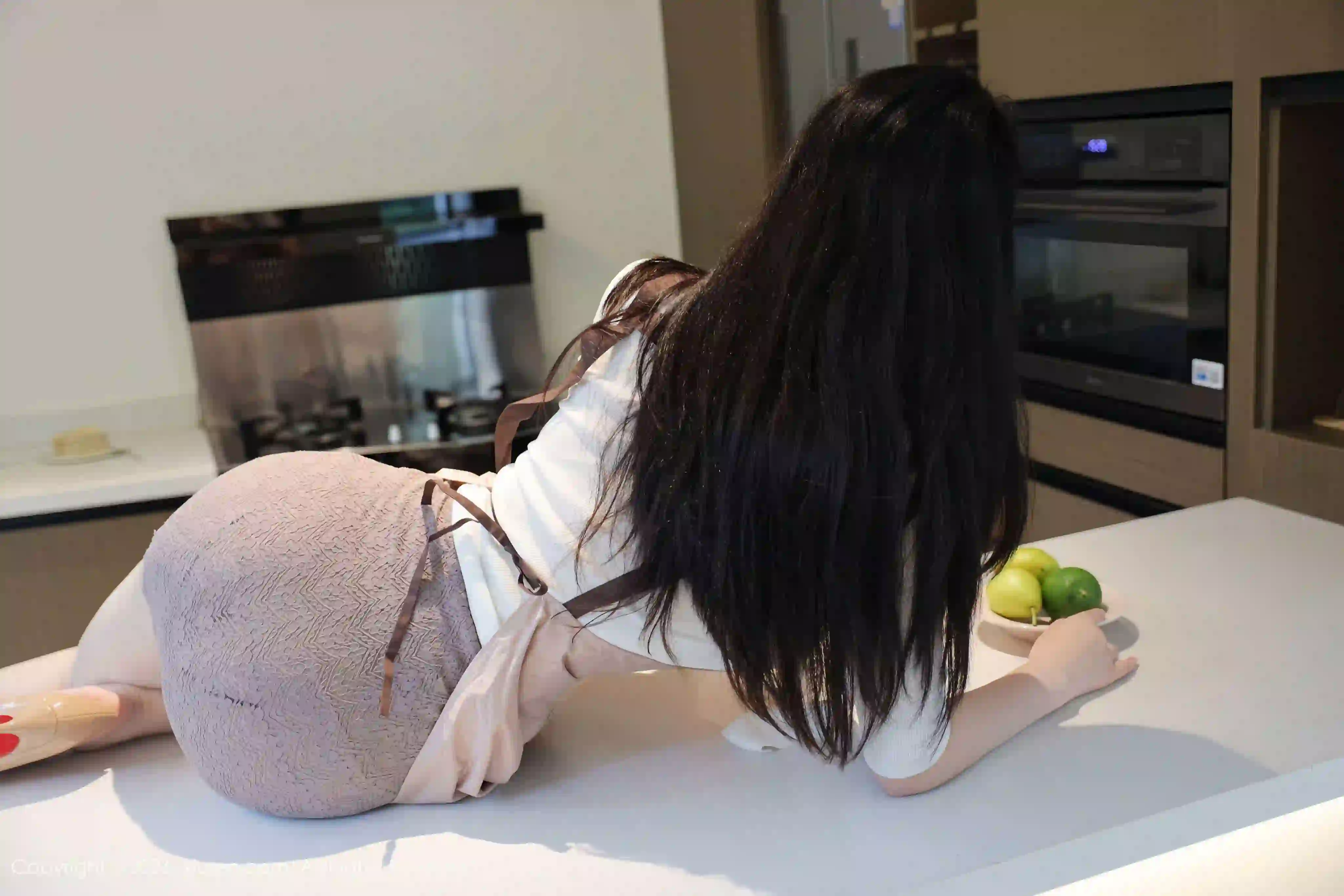 长发美女 背影 性感美女 包臀裙