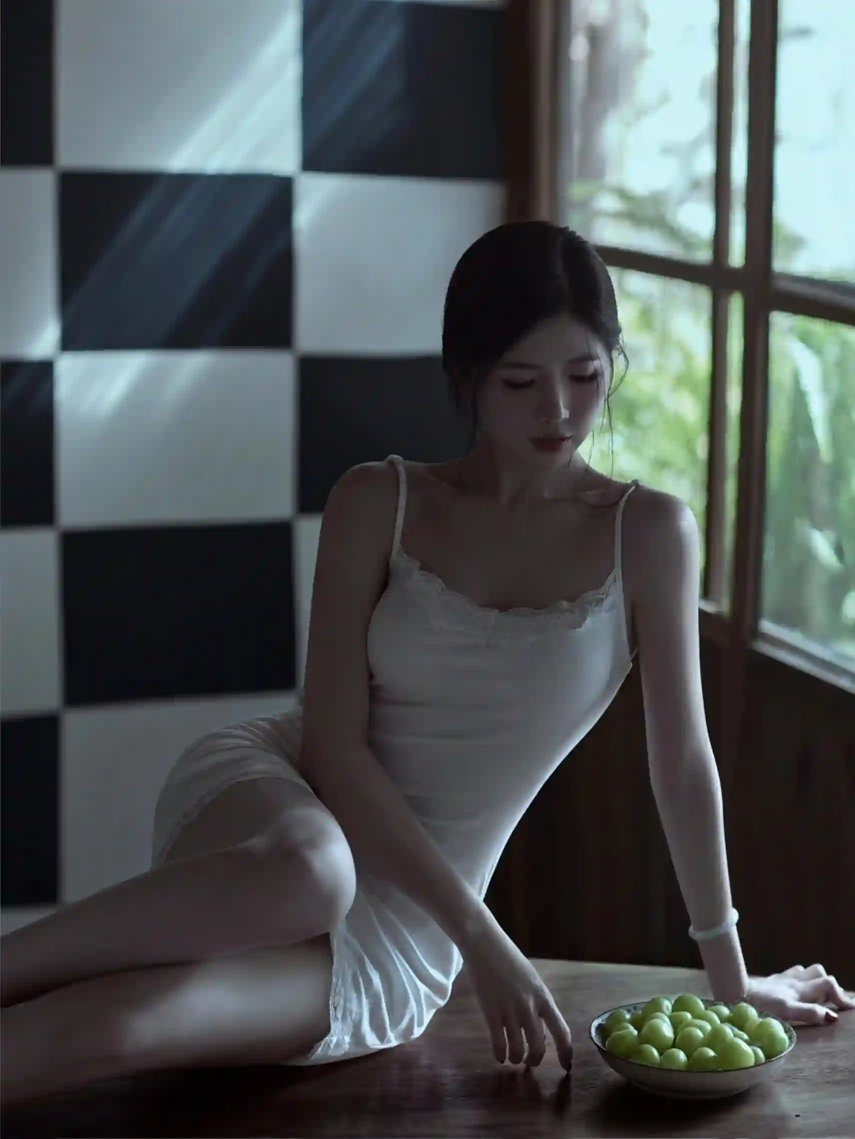 白色吊带裙 长腿美女 长裙美女 性感美女 居家写真