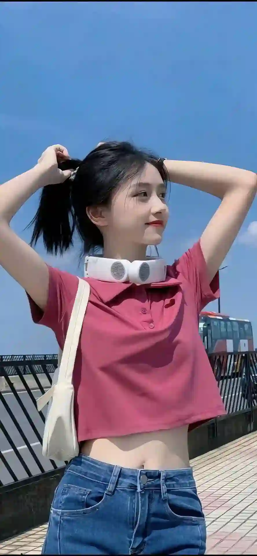 蓝天 蓝色天空 街拍 粉色上衣 女孩 牛仔裤 马尾辫 夏日