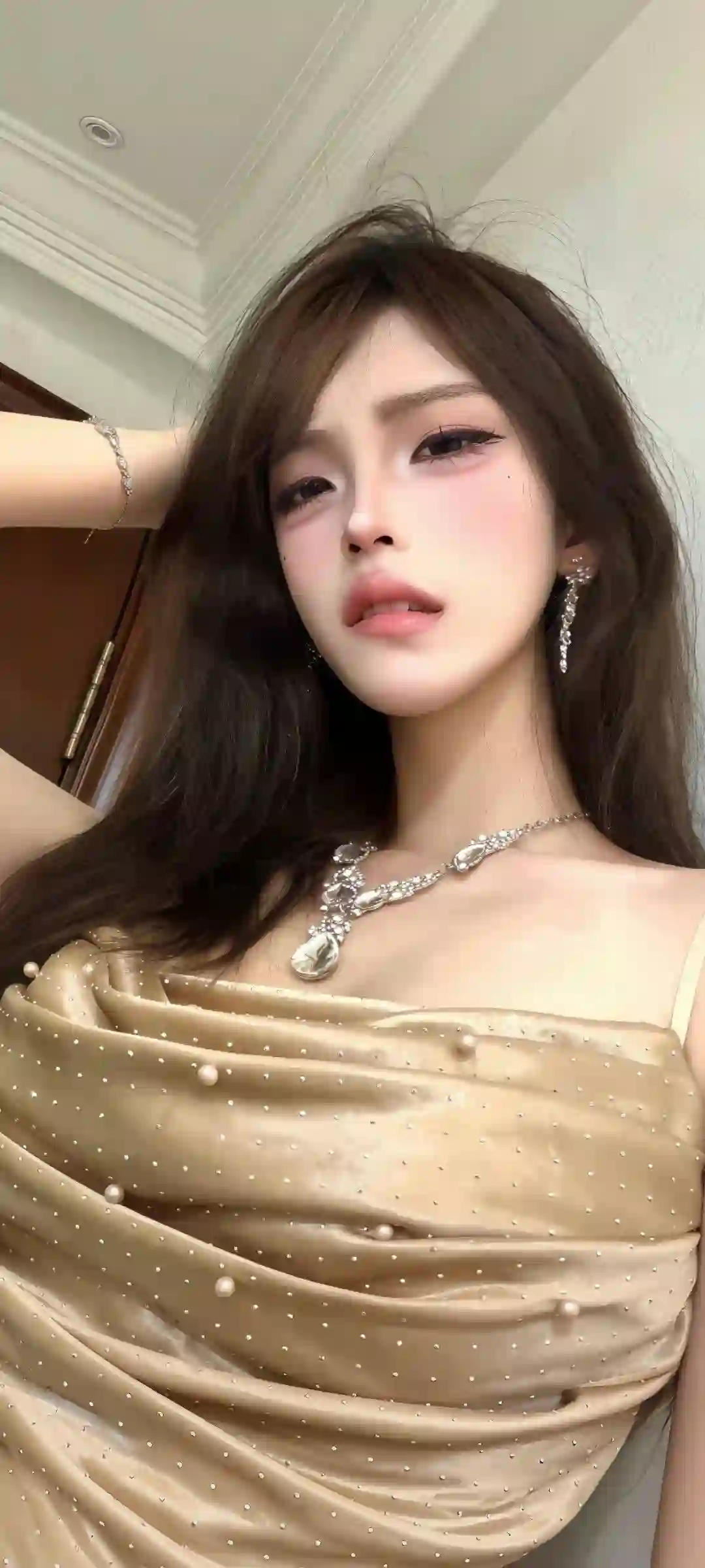 金色 珍珠 吊带裙 美女 写真 精致妆容