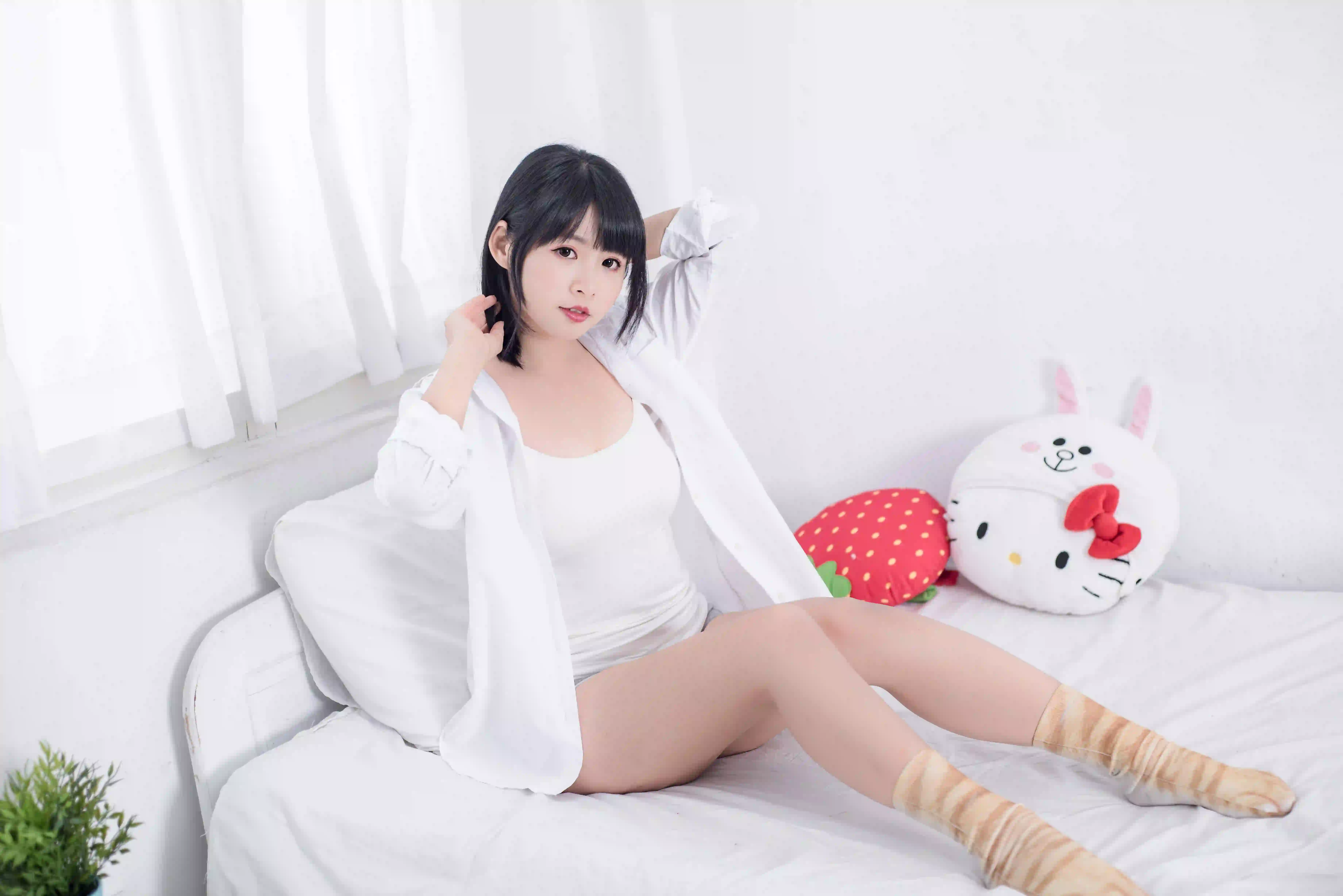 白色衬衫 白色衣服 短发女孩 居家写真 