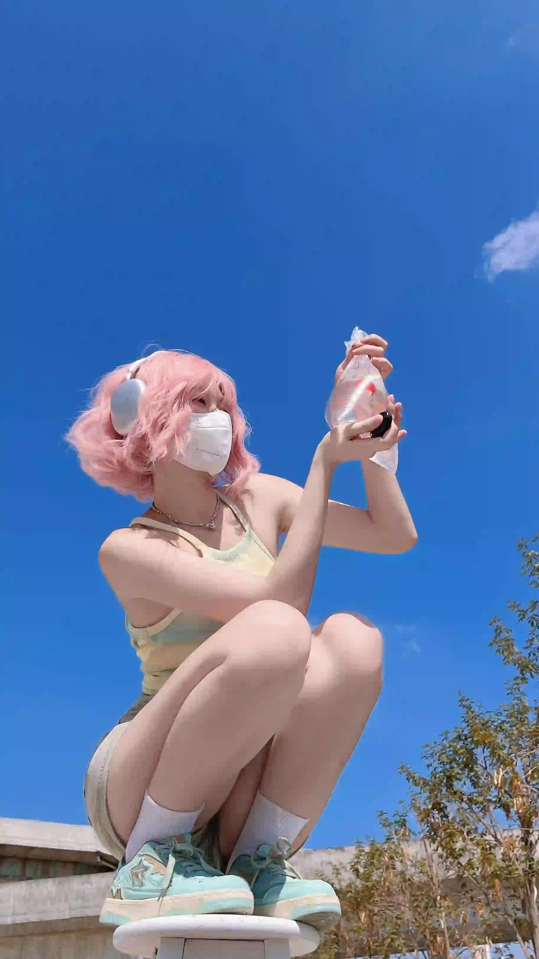 蓝色天空 粉色短发女孩 长腿美女