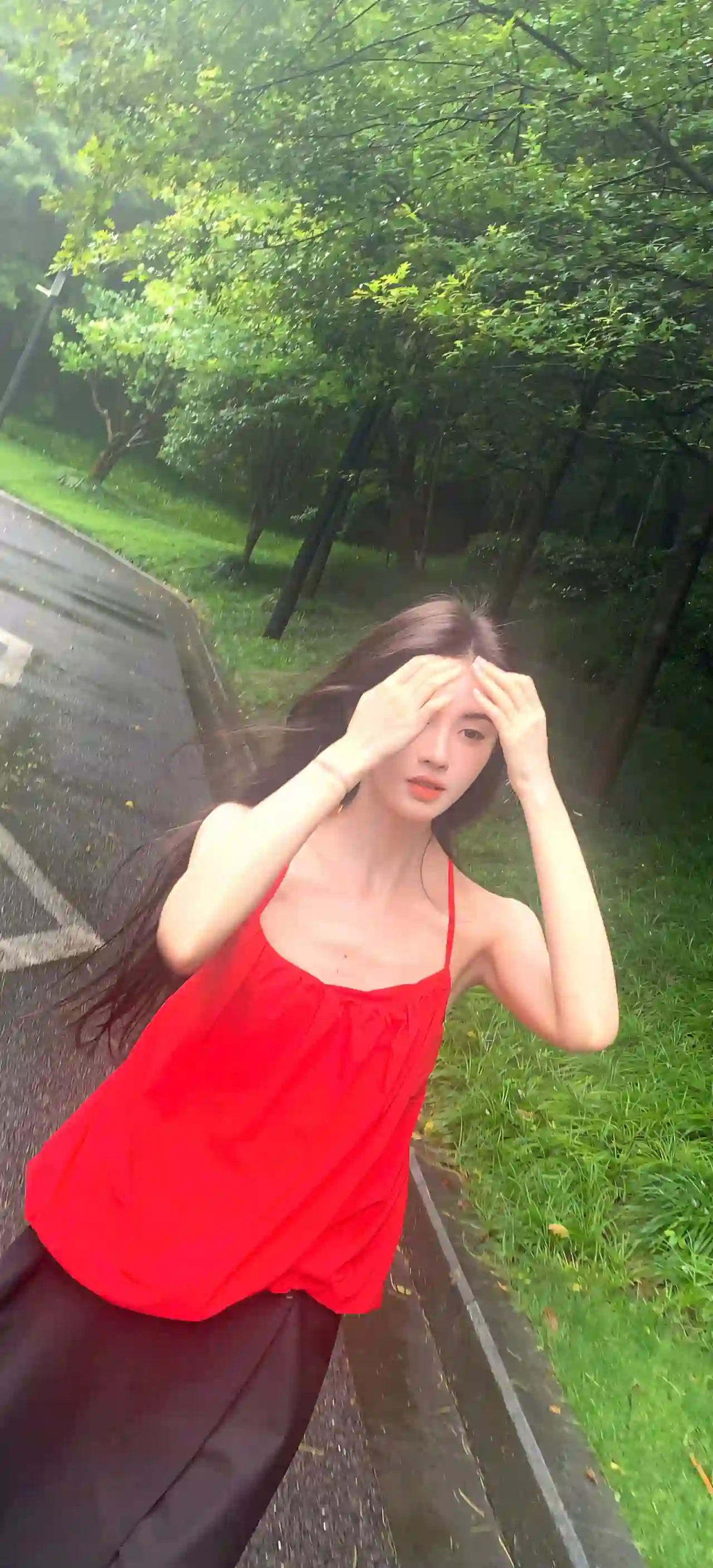 红衣少女 雨天 户外人像 林间小路 吊带穿搭 清新 鞠婧祎