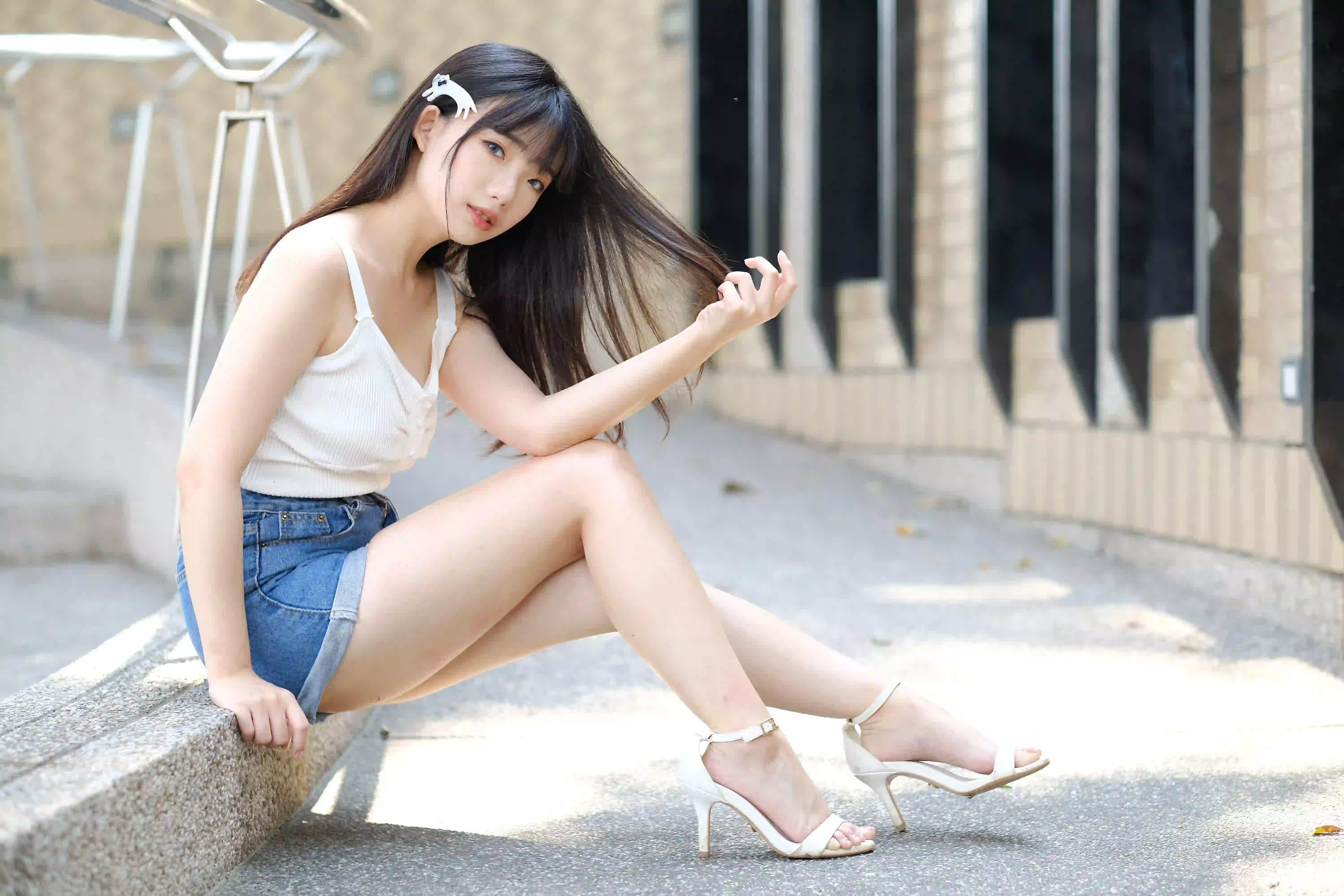 白色衣服 牛仔穿搭 清纯美女 小猫发卡 牛仔短裤