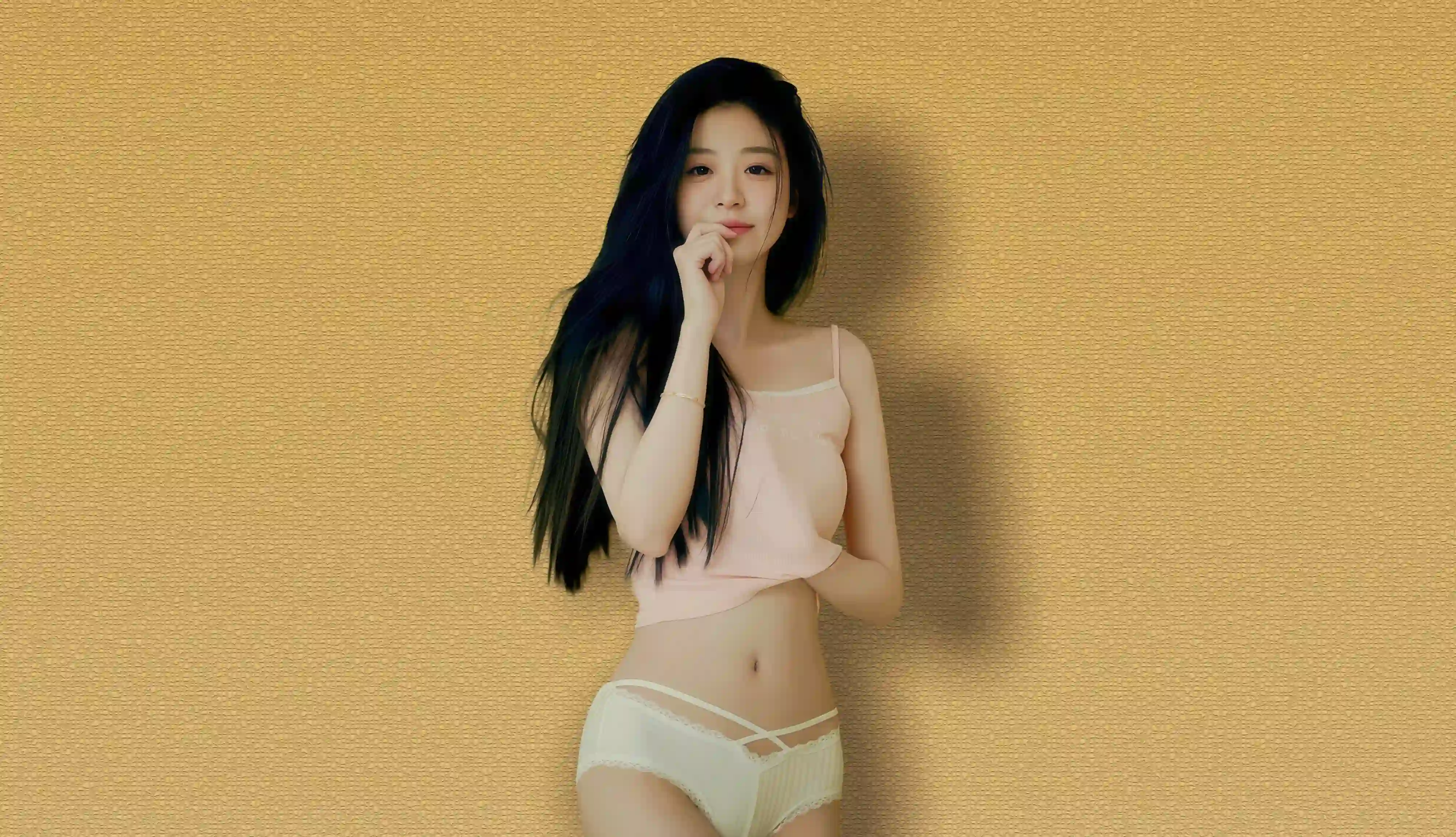 慵懒美女壁纸 纯色背景 吊带美女