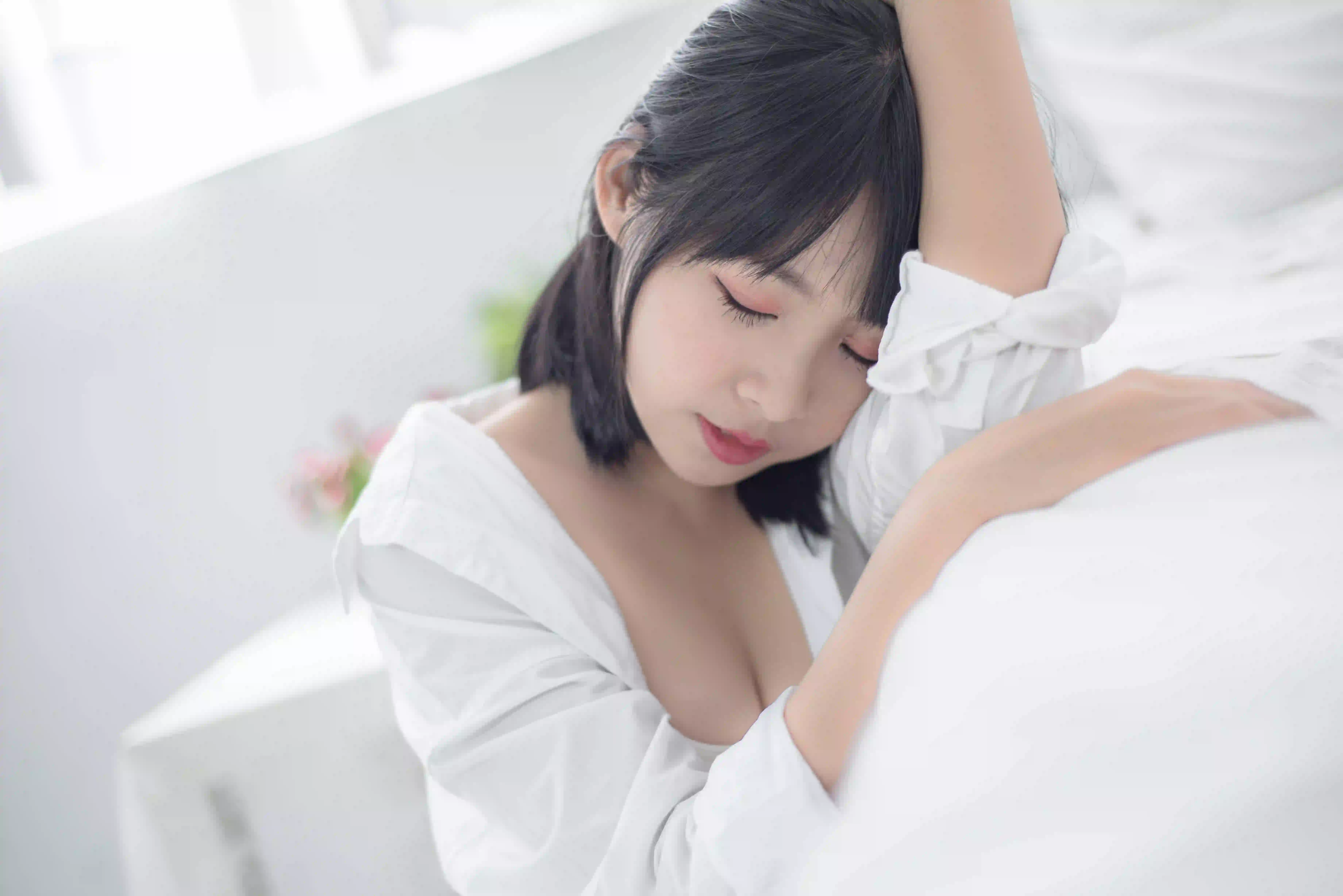 白色衬衫 白色衣服 短发女孩 居家写真 