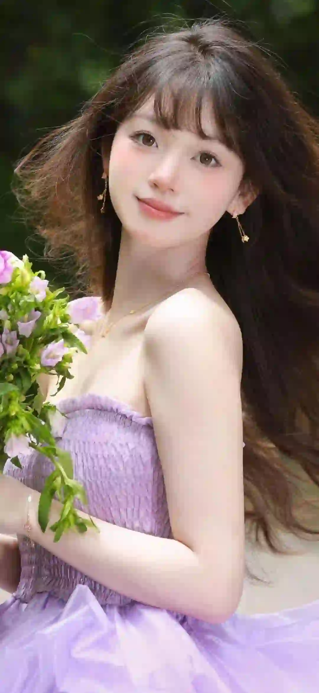 手捧鲜花的长发清纯美女 抹胸长裙 紫色长裙