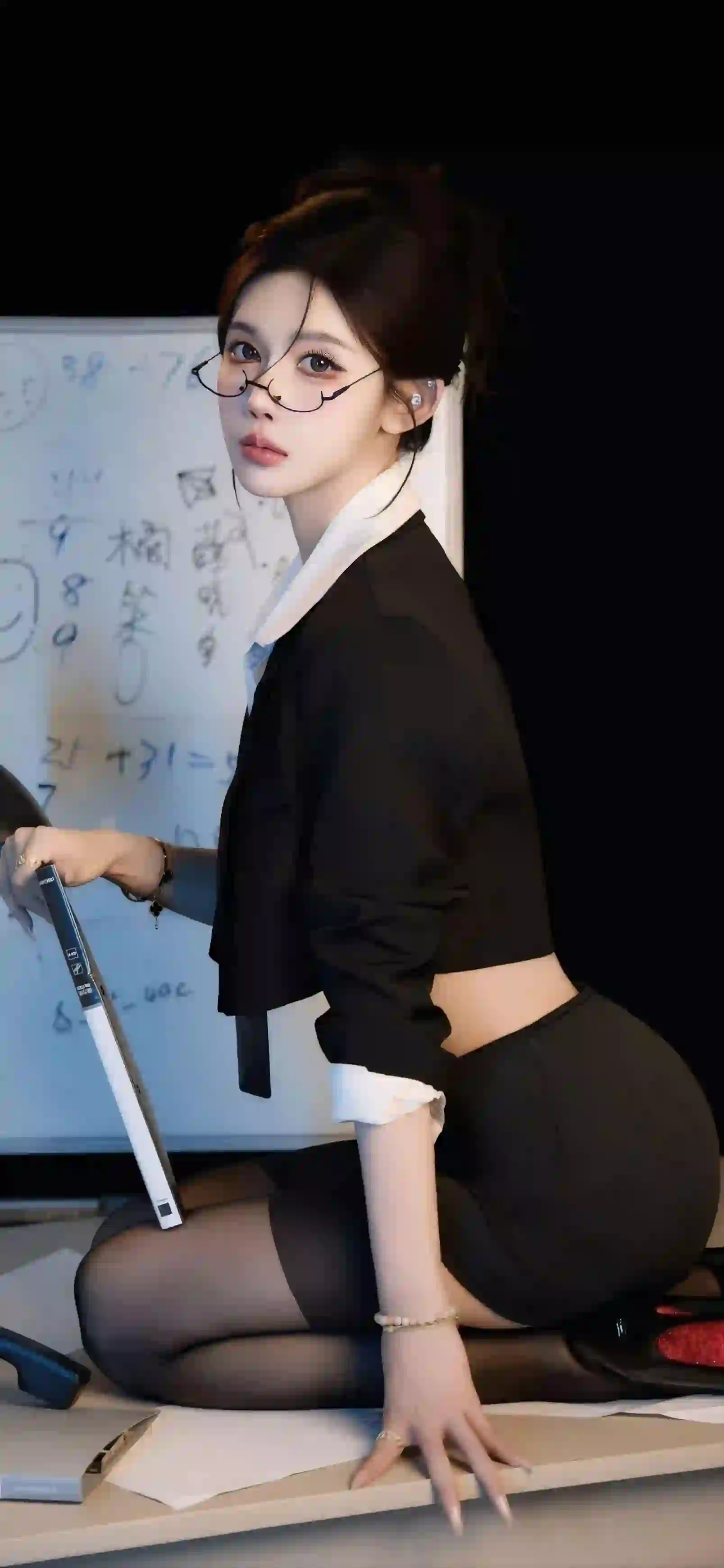 长发性感美女 黑丝美腿 眼镜 黑色衣服